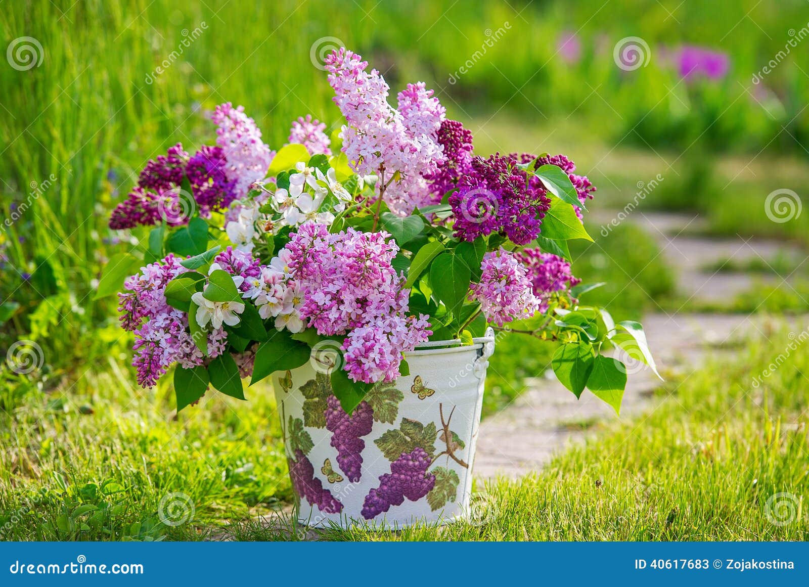 Schöner Blumenstrauß Der Flieder Im Garten Stockbild Bild von bündel