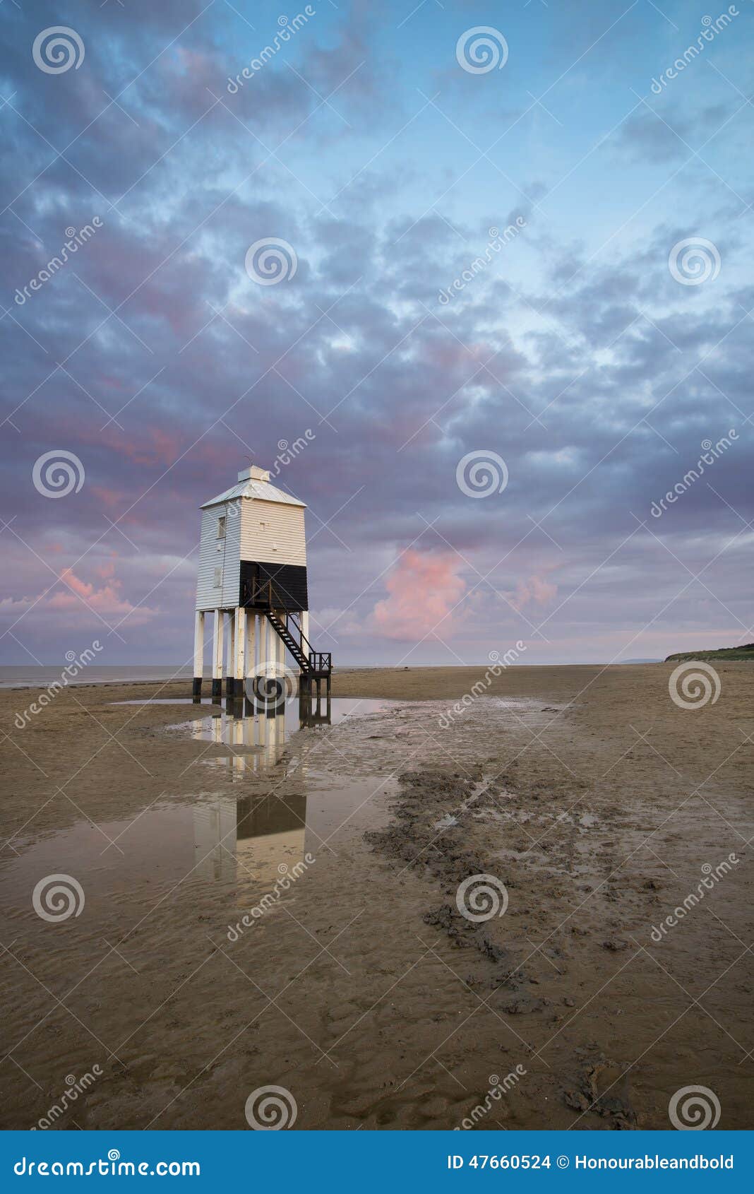 Schöner Landschaftssonnenaufgang-Stelzenleuchtturm auf Strand. Erstaunlicher Landschaftssonnenaufgang-Stelzenleuchtturm auf Strand