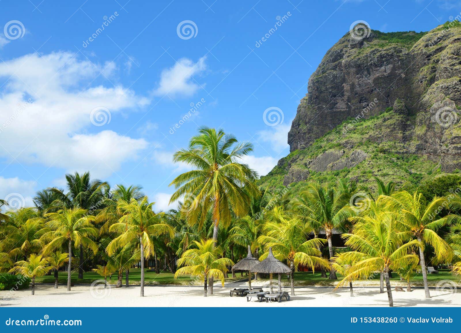 Schöner sandiger Strand mit Berg Le Morne Brabant auf dem Süden von Mauritius-Insel Tropische Landschaft