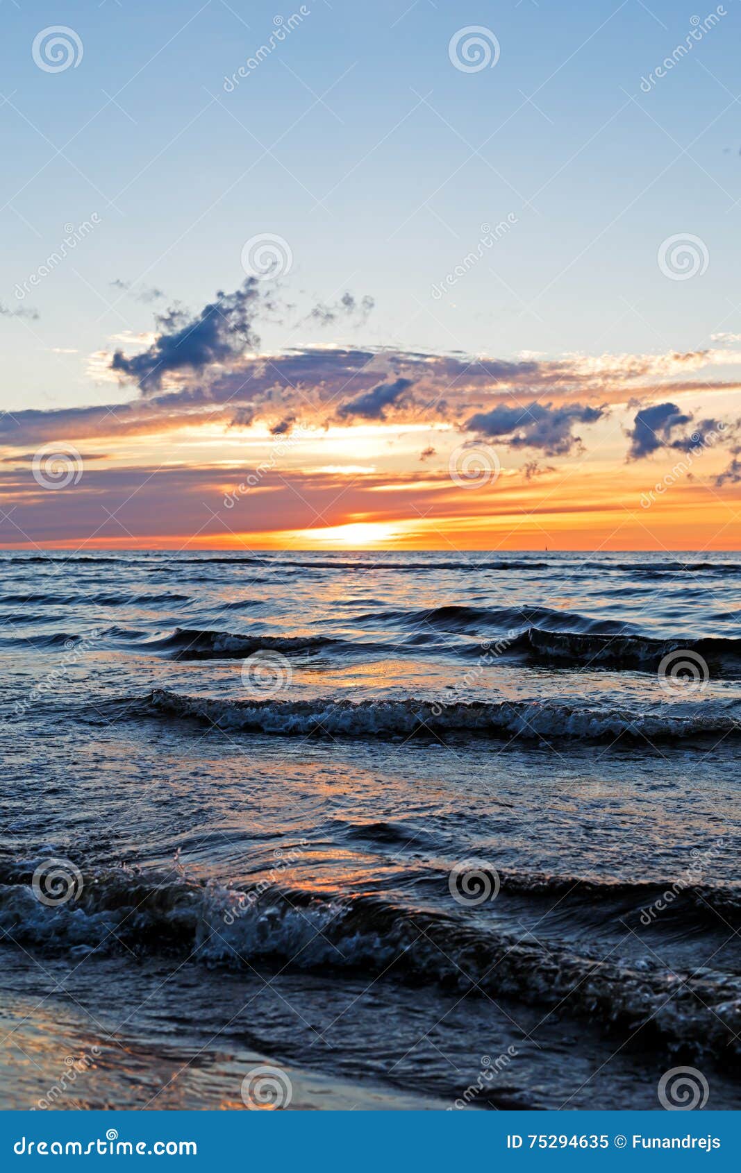 Schöner Sonnenuntergang über Ostsee mit Wolke und Strahlen, Jurmala Dzintari