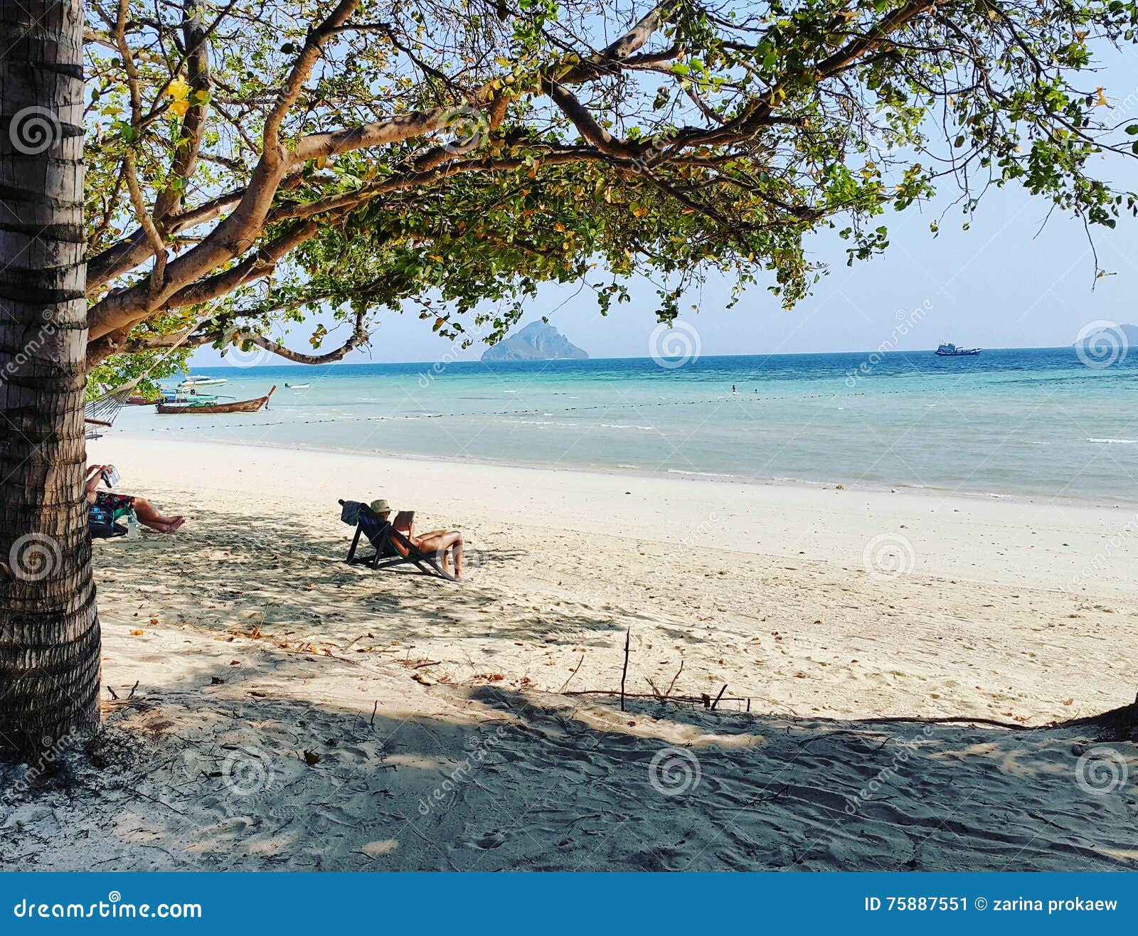 Schöner Strand. Baumsonnenmeer-Phuket-phephe Feiertag