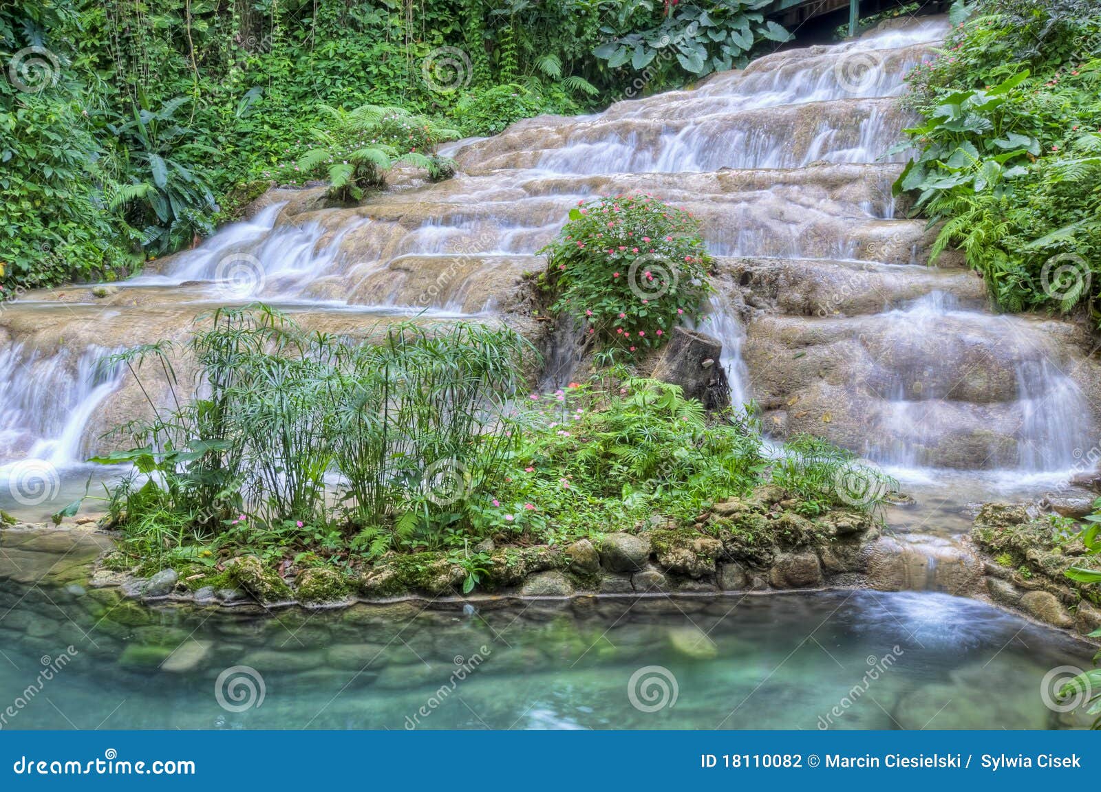 Schöner Wasserfall mit Kristall - freies Wasser