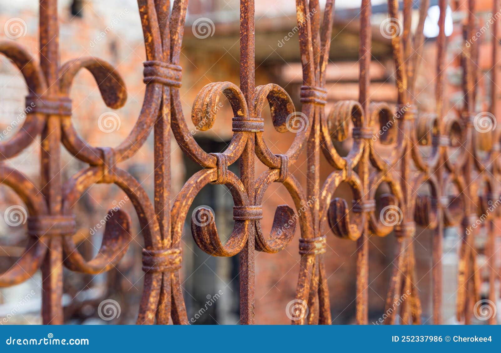 Schöner Zaun aus dekorativem Metall mit künstlerischem Schmieden nach einem Brand. Eisengardrail schließen.