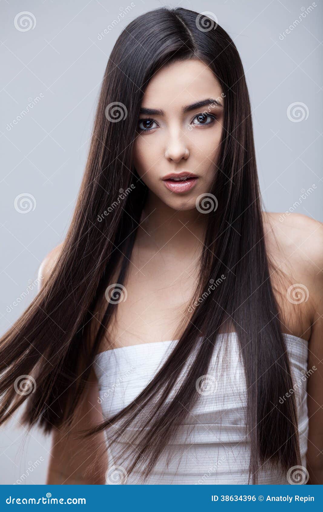 Schönes Brunette Mädchen Mit Dem Gesunden Langen Haar Stockfoto Bild Von Obacht Blick 38634396