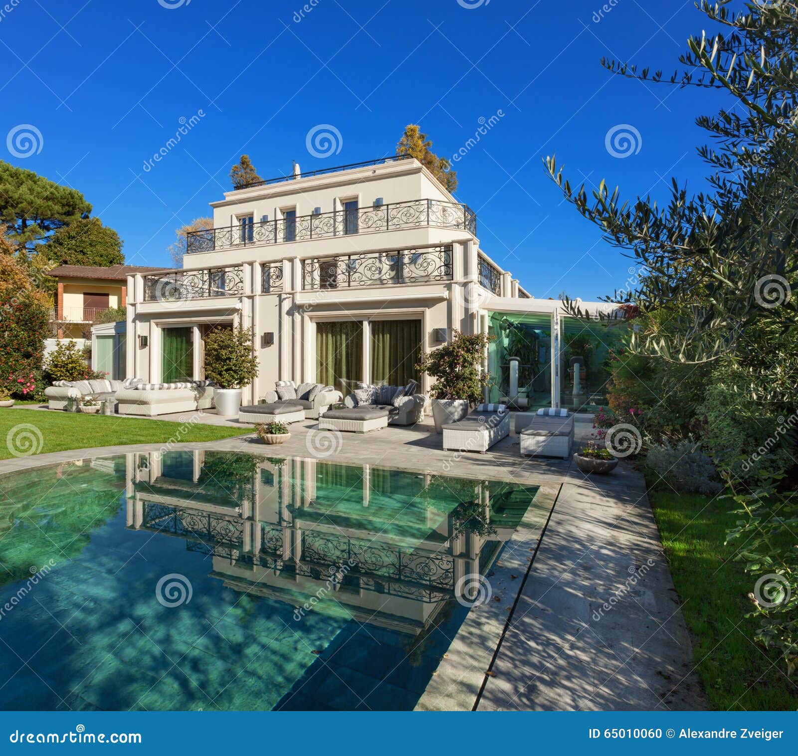 Schönes Haus mit Pool stockfoto. Bild von garten, wohn 65010060