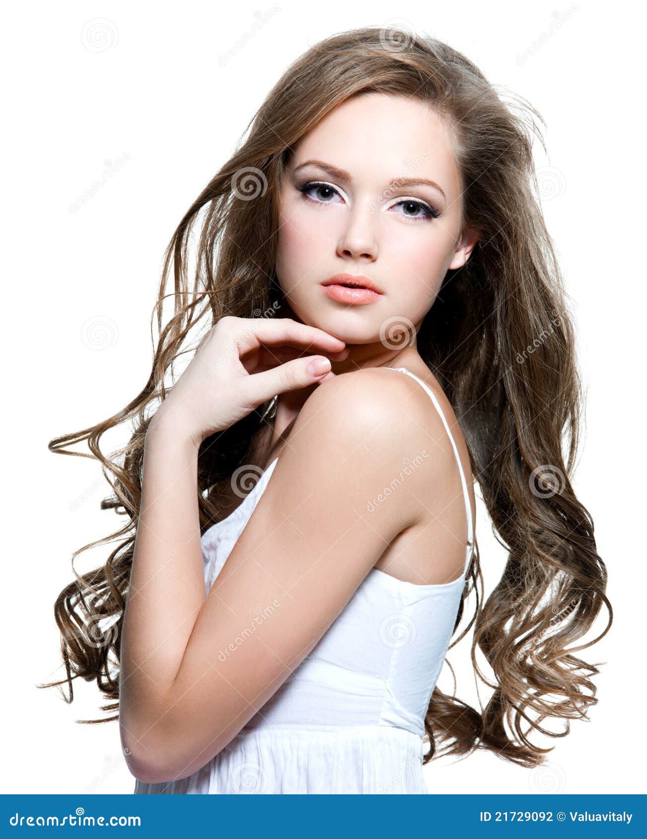Schönes Jugendlich Mädchen Mit Den Langen Lockigen Haaren Stockfoto Bild Von Hintergrund 