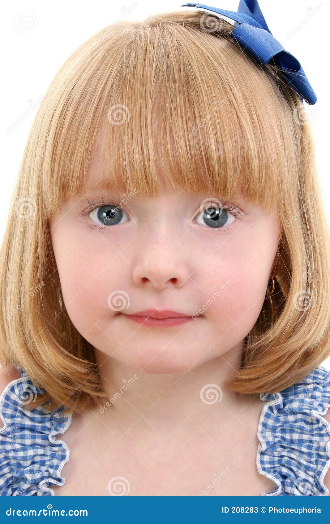 Schönes kleines Mädchen mit dem Erdbeere-blonden Haar