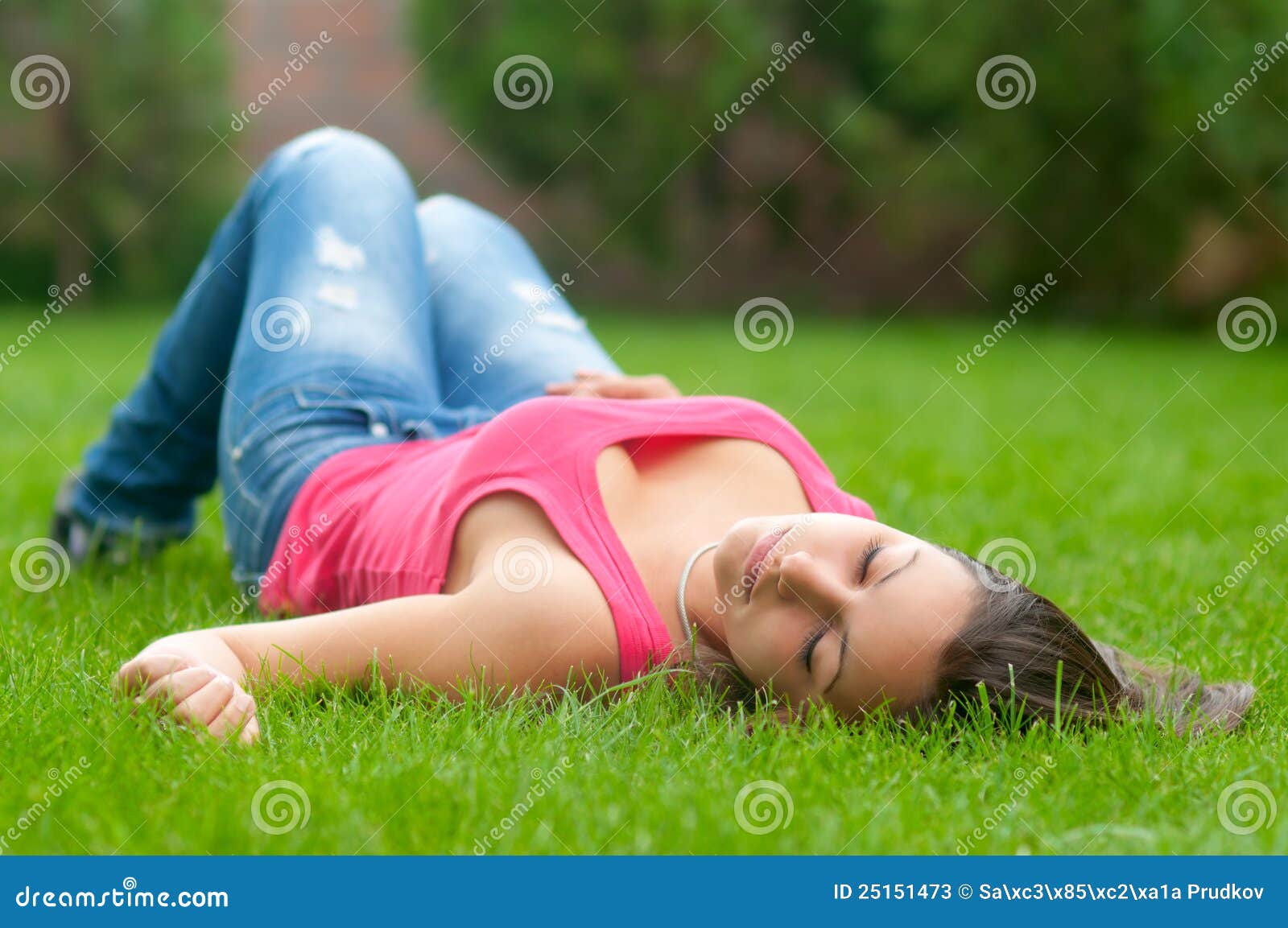 Schönes Mädchen Das Im Gras Liegt Stockbild Bild Von Park Draussen 25151473