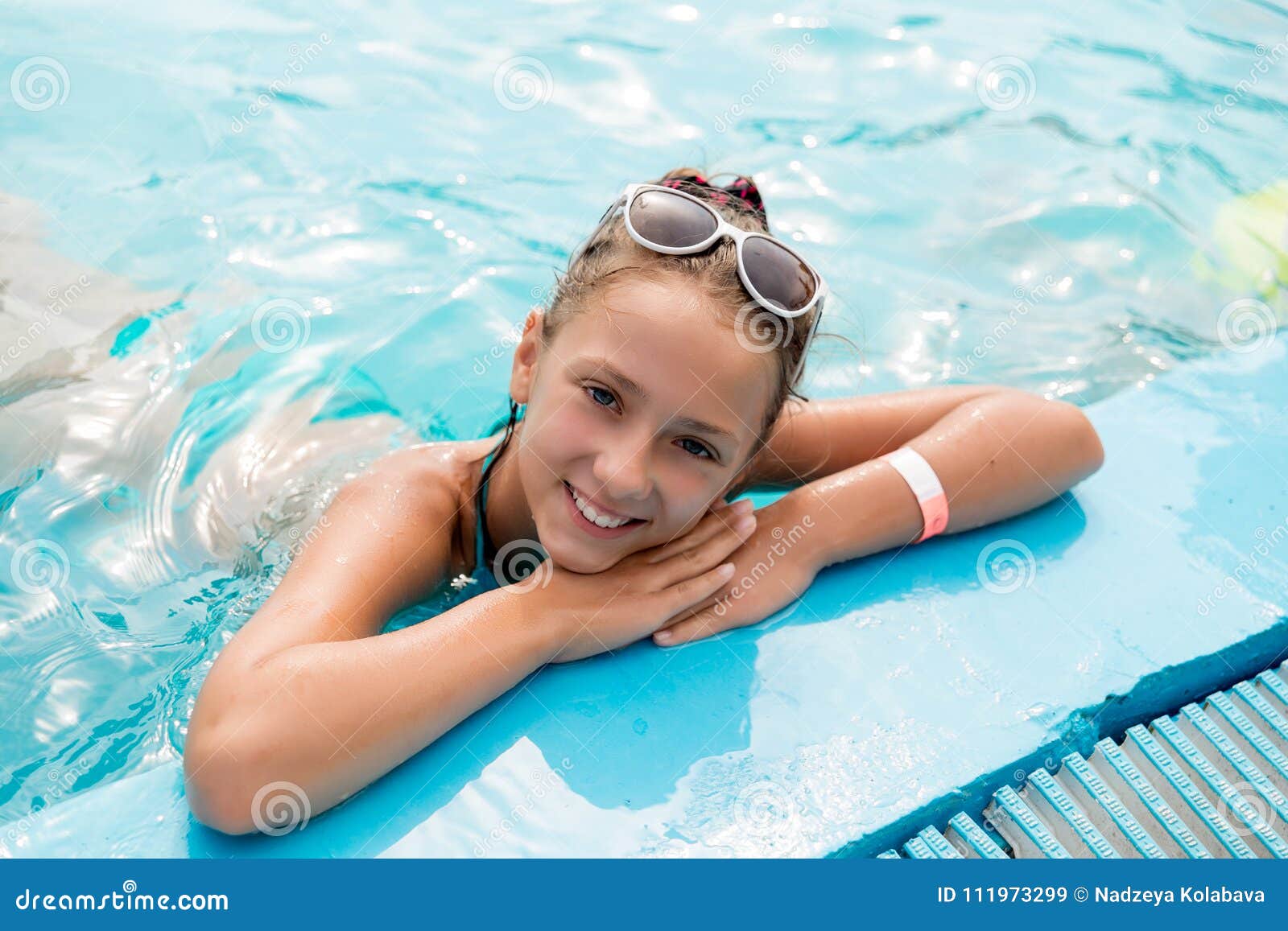 Schönes Mädchen In Einem Badeanzug Schwimmt Im Pool Stockbild Bild Von Gras Mode 111973299