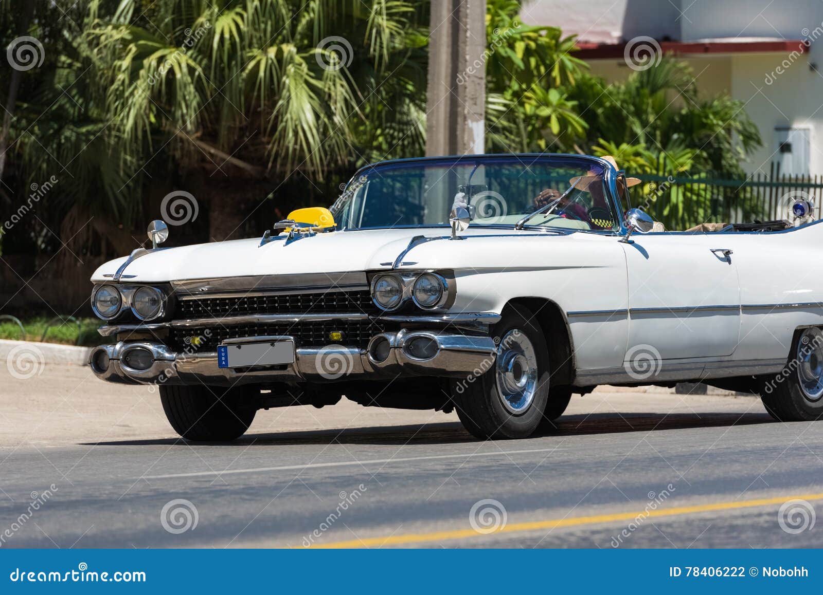 Schönes weißes amerikanisches klassisches Cabrioletauto in der Vorderansicht in Varadero Kuba