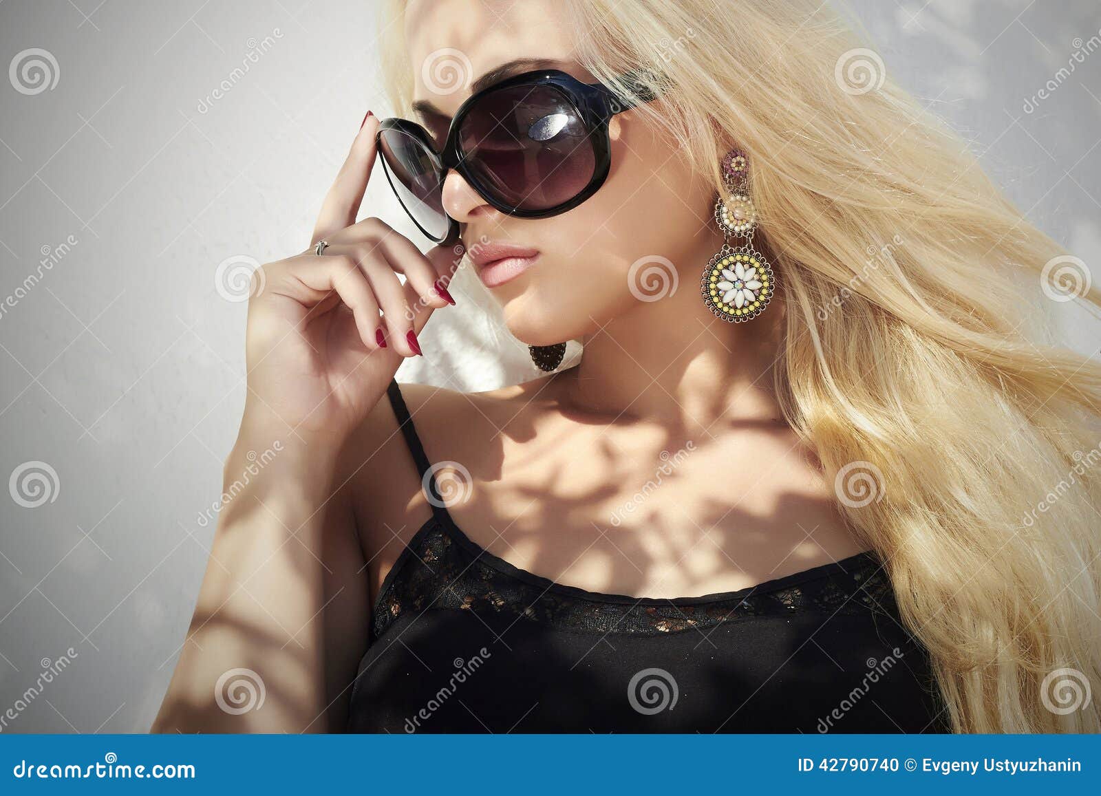 Schönheit In Der Sonnenbrille Blondes Mädchen Der Schönheit Herein Nahe Der Wand Sommer