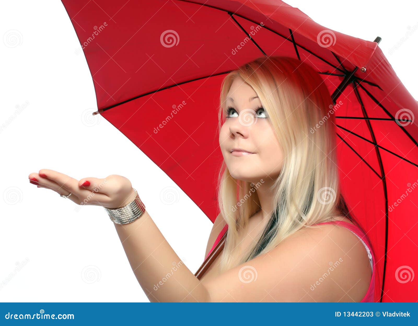 Schönheitsblondine mit Regenschirm. Ein recht junges Mädchen, das einen Regenschirm anhält, überprüft, um, wenn es regnet, gegen weißen Hintergrund zu sehen.