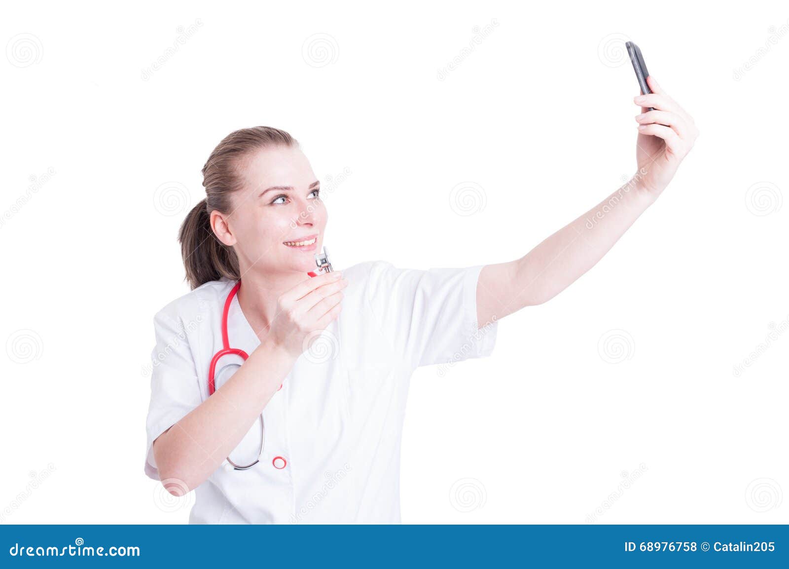 Schönheitsdoktor, der ein selfie unter Verwendung des Telefons nimmt. Schönheitsdoktor, der ein selfie unter Verwendung der Telefonkamera nimmt und Stethoskop zeigt