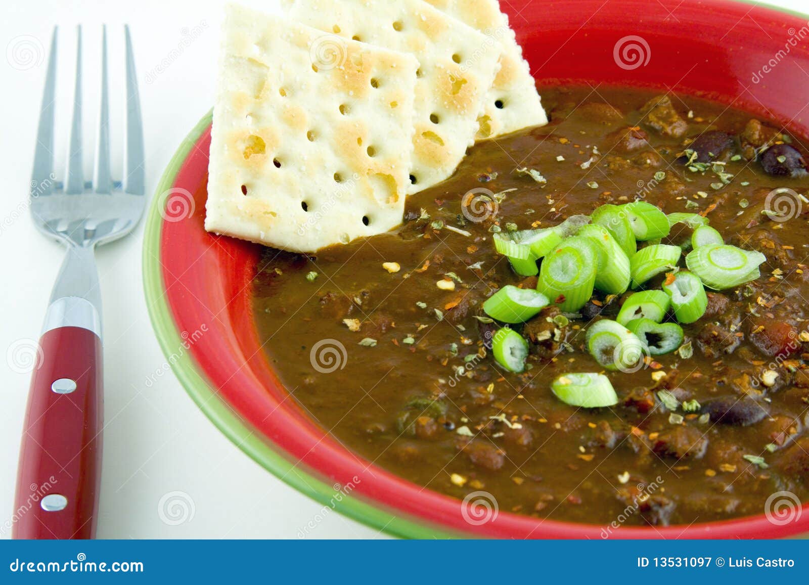 Schüssel des Paprikas mit Carne überstieg mit gehackten Scallions