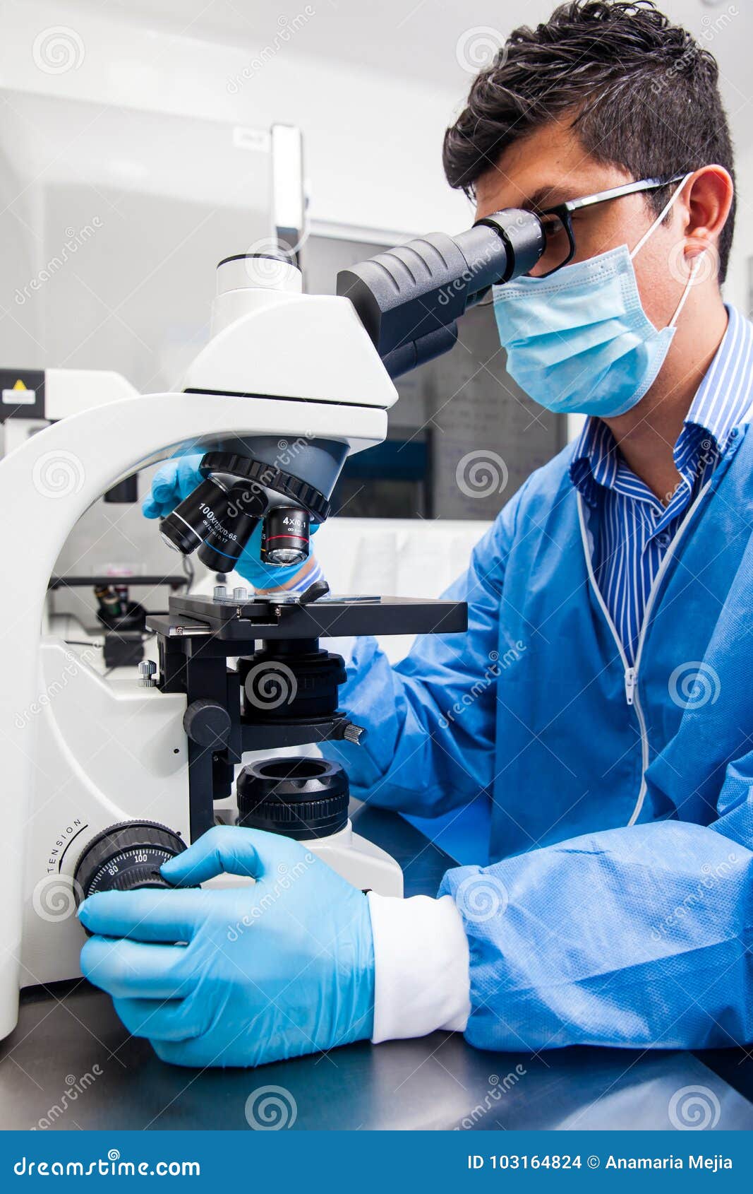Лабораторный ассистент. Врач с микроскопом. Ученый с микроскопом. Человек с микроскопом. Доктор с микроскопом.