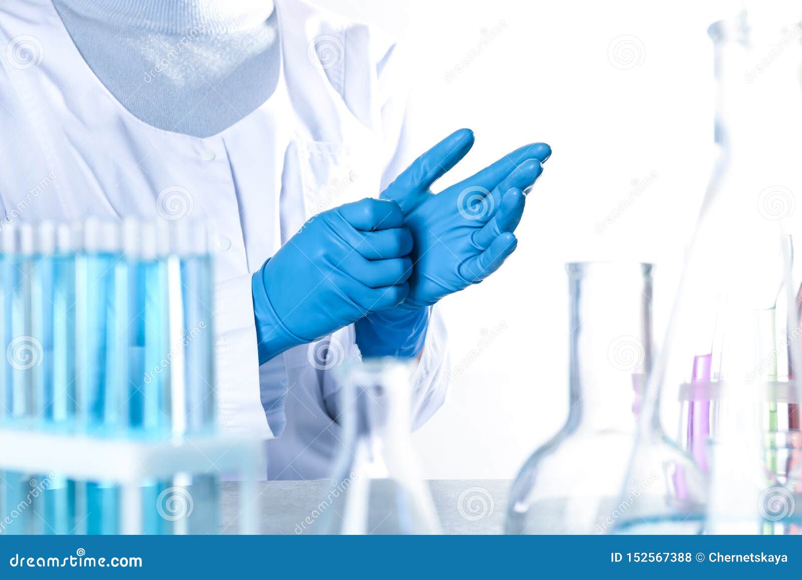Scientifique Mettant Les Gants Protecteurs Dans Le Laboratoire De Chimie  Photo stock - Image du chimique, fermer: 152567388