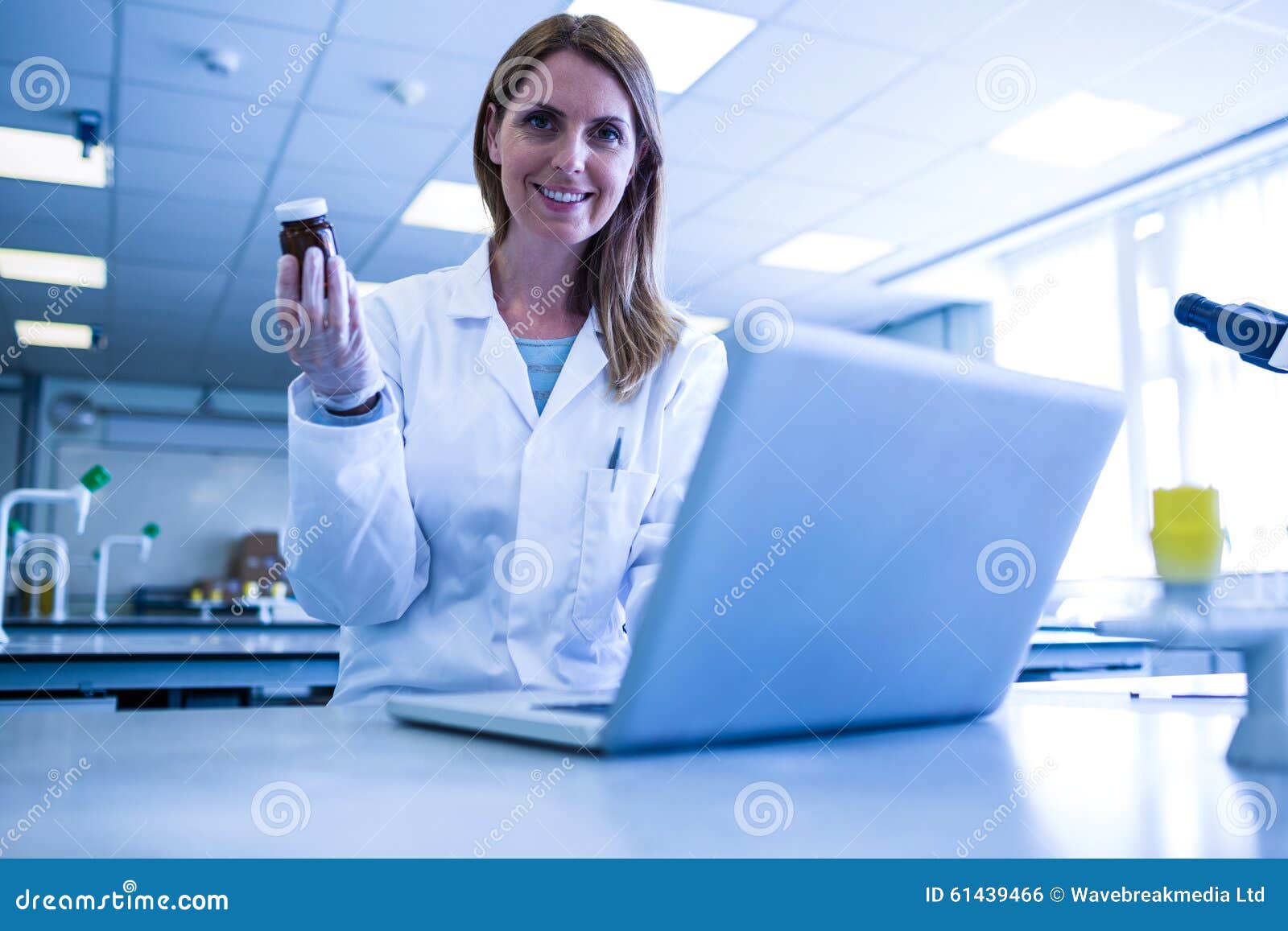 Il Programmatore IT Del Giovane Dietro Un Laptop E Un Computer Scrive Un Codice | Vettore Gratis