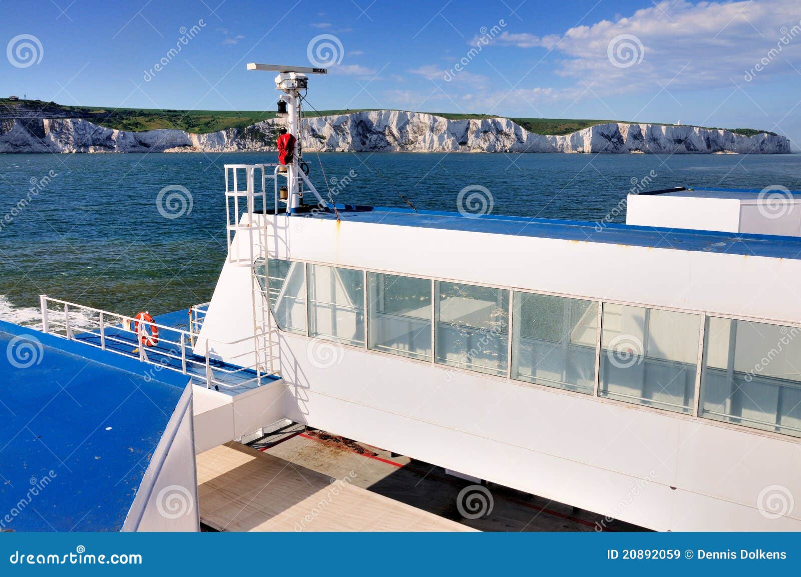Scogliere bianche di Dover da un traghetto. Le scogliere bianche di Dover (Inghilterra) vedute dal mare a bordo di un traghetto.