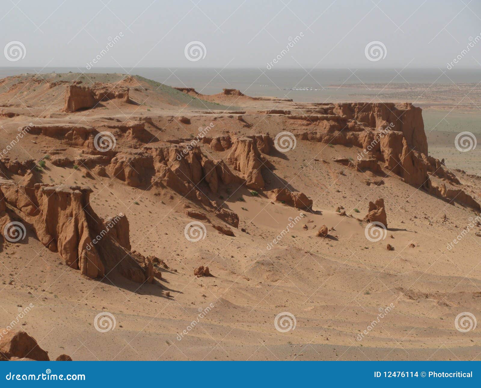 Scogliere rosse della sabbia. Scogliere in un deserto composto di roccia e di sabbia rosse.