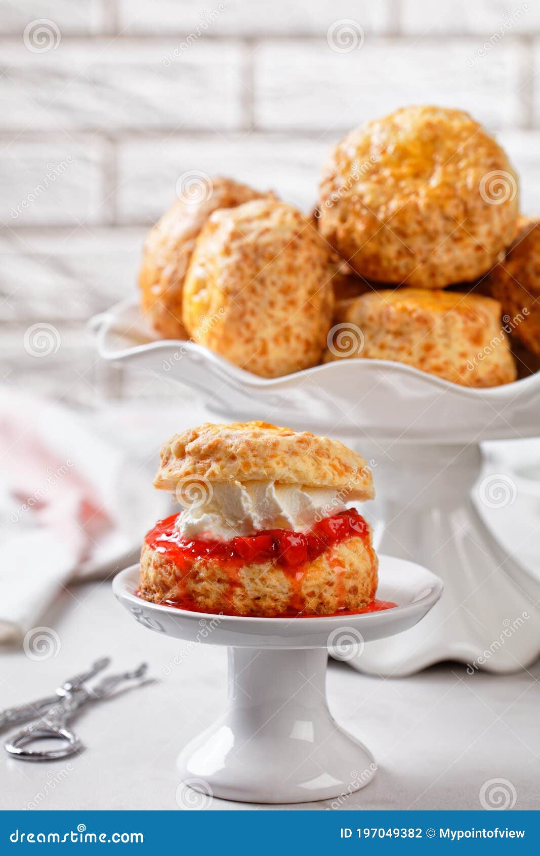 Scones A La Confiture Et La Vue De Dessus De Buttercream Photo Stock Image Du Homemade Cuisine Scones A La Confiture Et La Vue De Dessus De Buttercream Photo Stock Image Du Homemade Cuisine