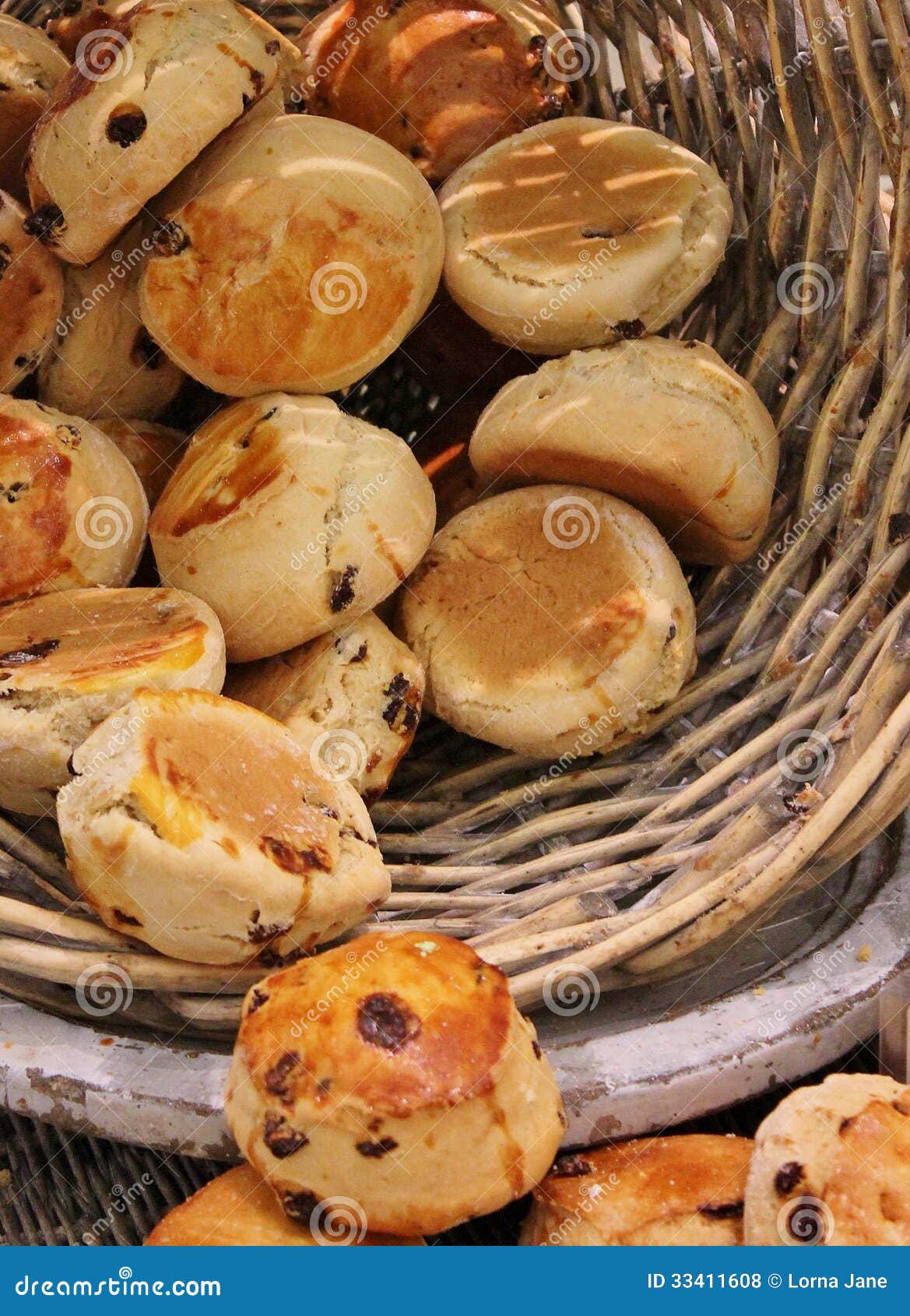 Scones Mit Sultaninen Im Korb Stockfoto - Bild von gold, gekocht: 33411608