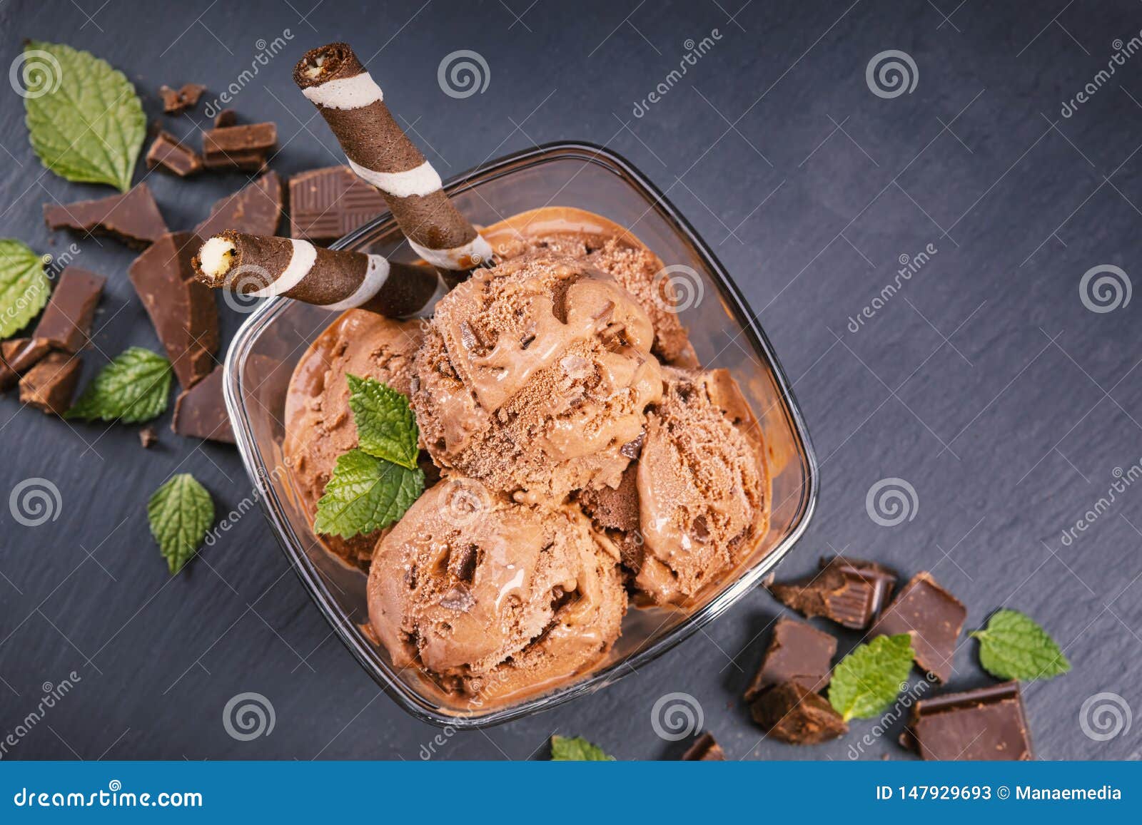 Шнуров шоколадка. Шарик шоколадного мороженого. Шоколадное мороженое в стеклянной чашке. Коричневое мороженое. Мороженое шоколадное деревянной посуде.