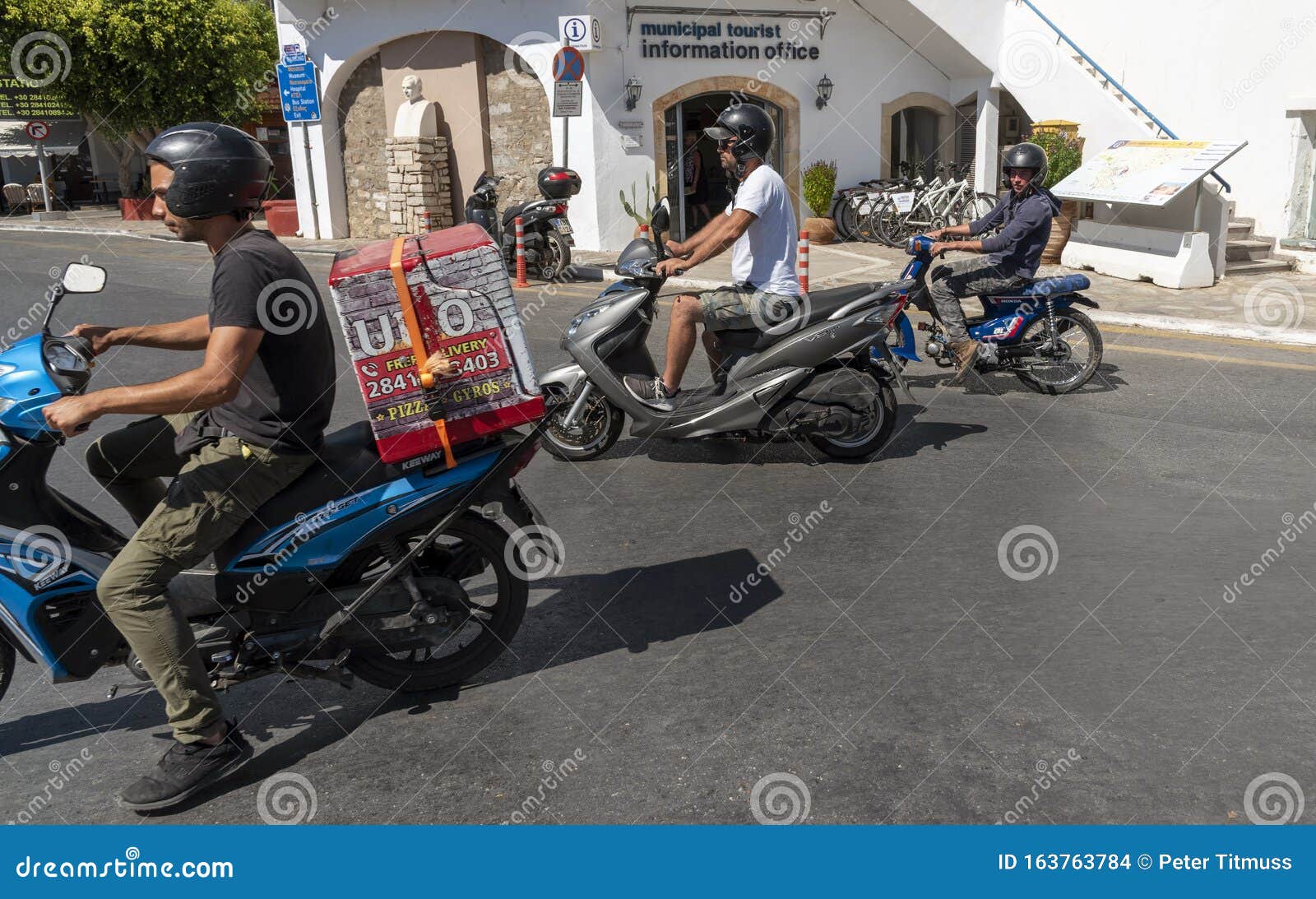 Scooter I Staden Agios Nikolaus På Kreta Grekland Redaktionell Fotografering Bildbyråer - Bild av folk, semesterort: 163763784