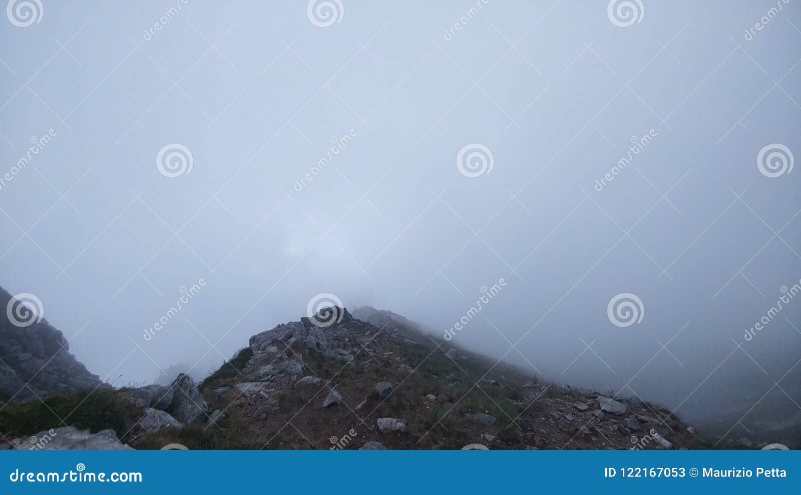 scorcio montano nella nebbia