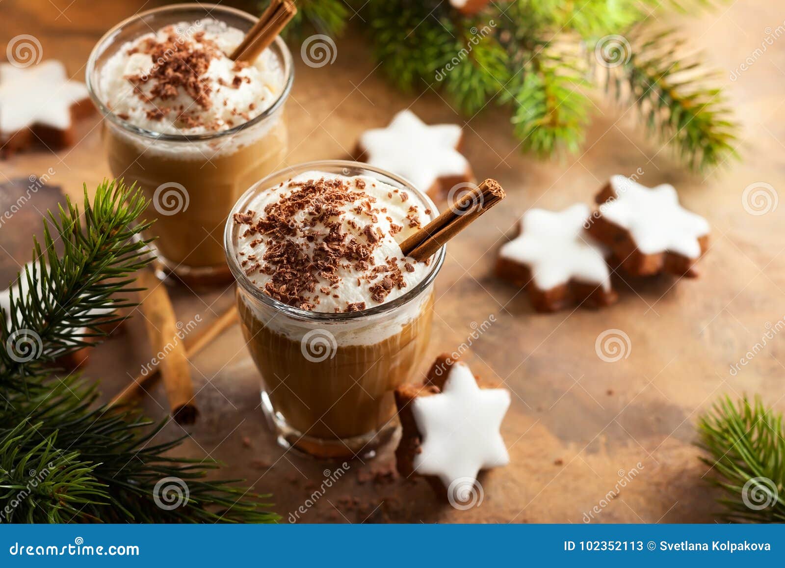 Scossa del caffè per il Natale. Due vetri di caffè scuotono con crema, cioccolato e le spezie montati dell'inverno per il Natale