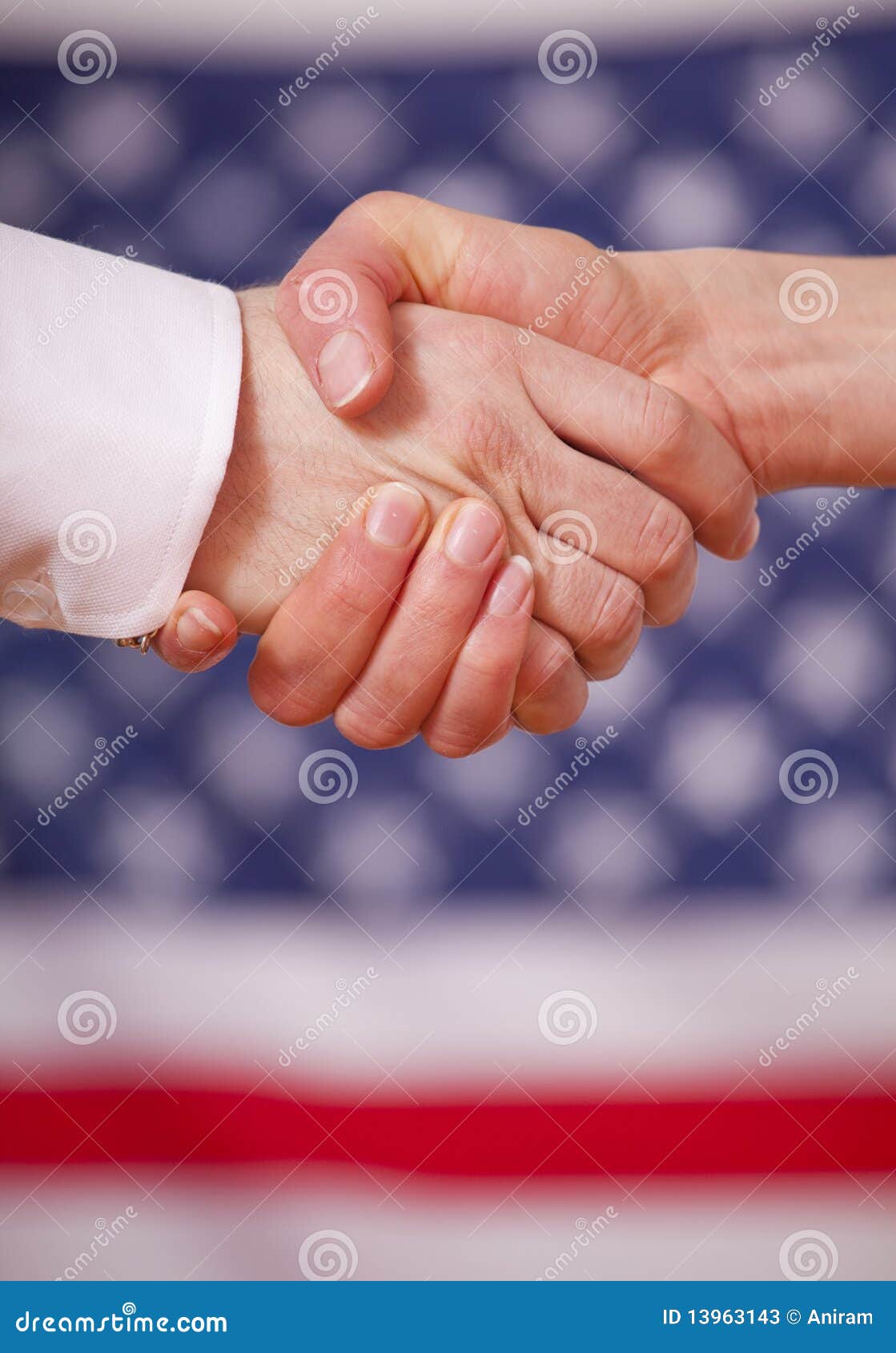 Scossa della mano - bandiera americana nella priorità bassa