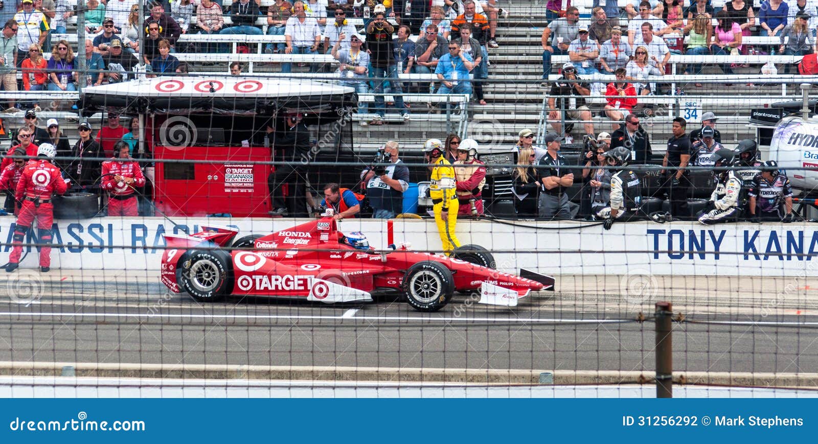 Scott Dixon que deja el hoyo. Scott Dixon que deja a hoyo en el Indy 500 2013