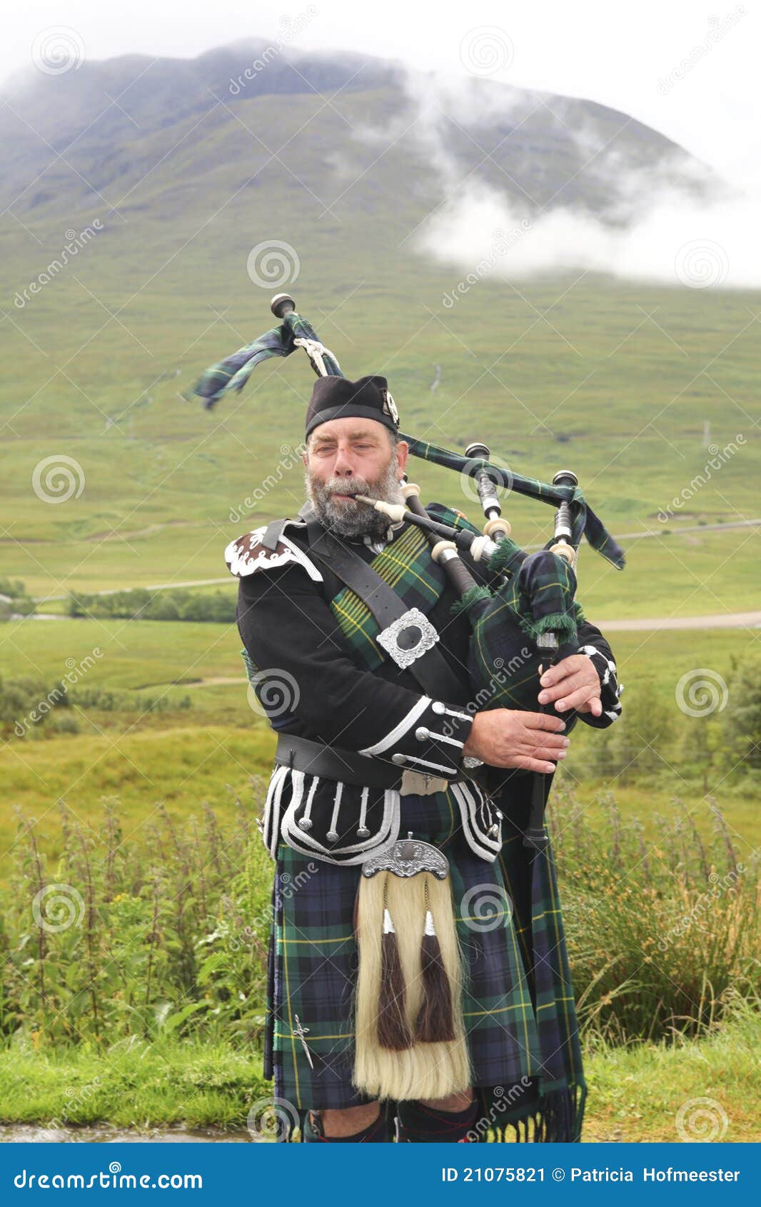 Scottish bagpiper editorial photo. Image of rain, scotland - 21075821