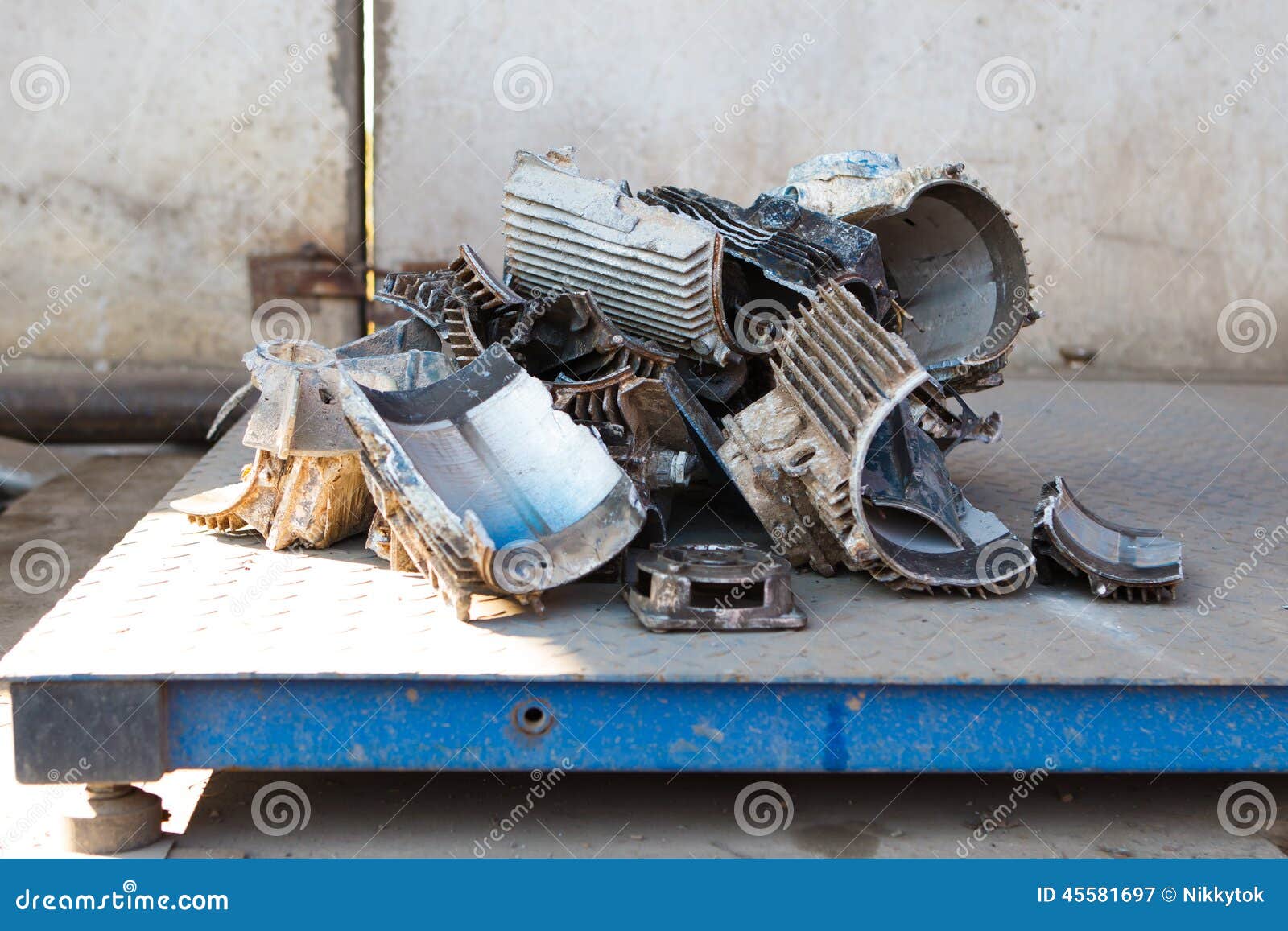Scrap metal weighting stock image. Image of scrapyard 45581697