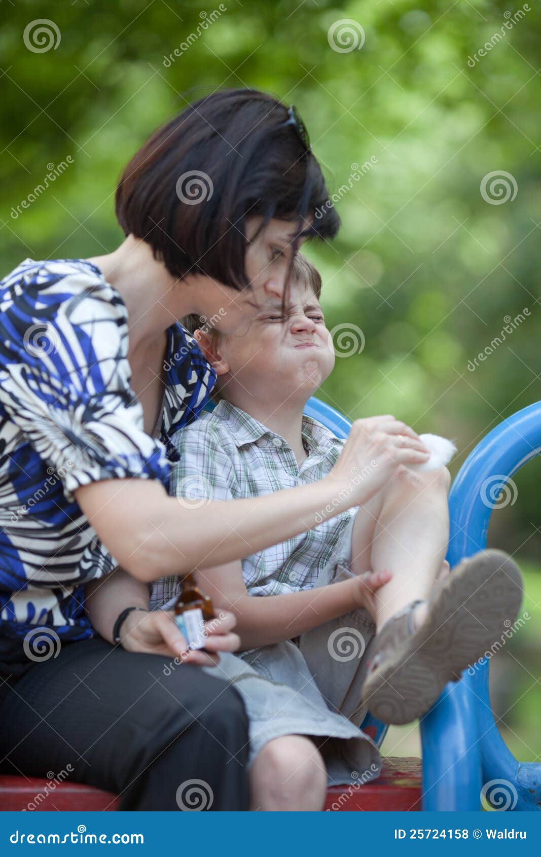 Scraped knee stock photo. Image of parent, mother, outside 25724158