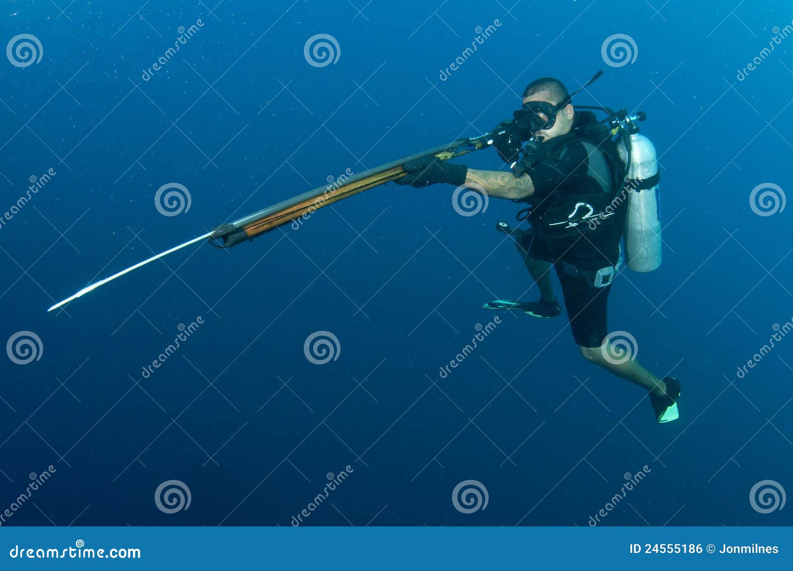 Scuba Diver with Harpoon Gun Stock Photo - Image of blue, buddy: 24555186