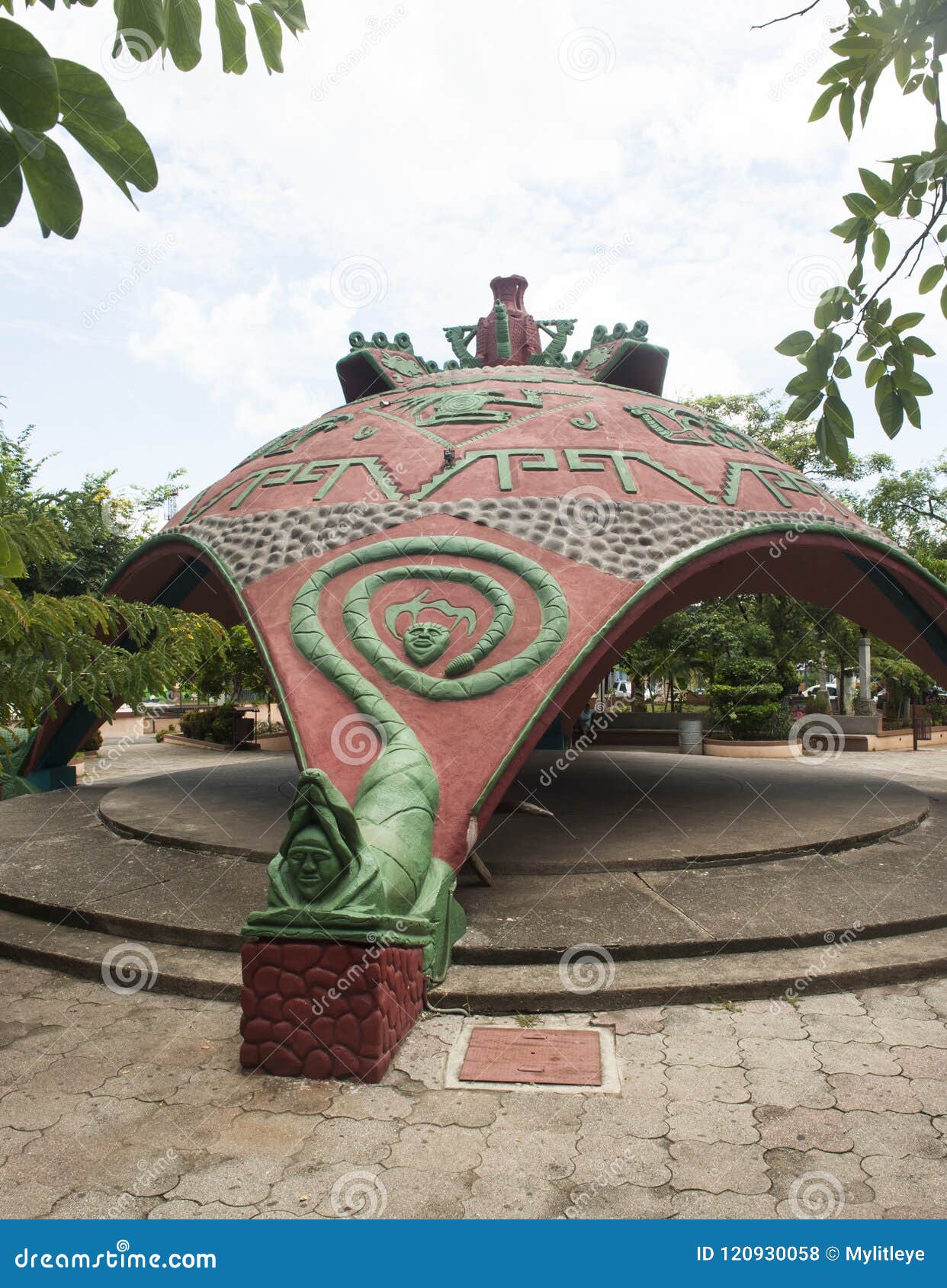 sculptural scorpion corner of the kiosk in bernabela ramos park