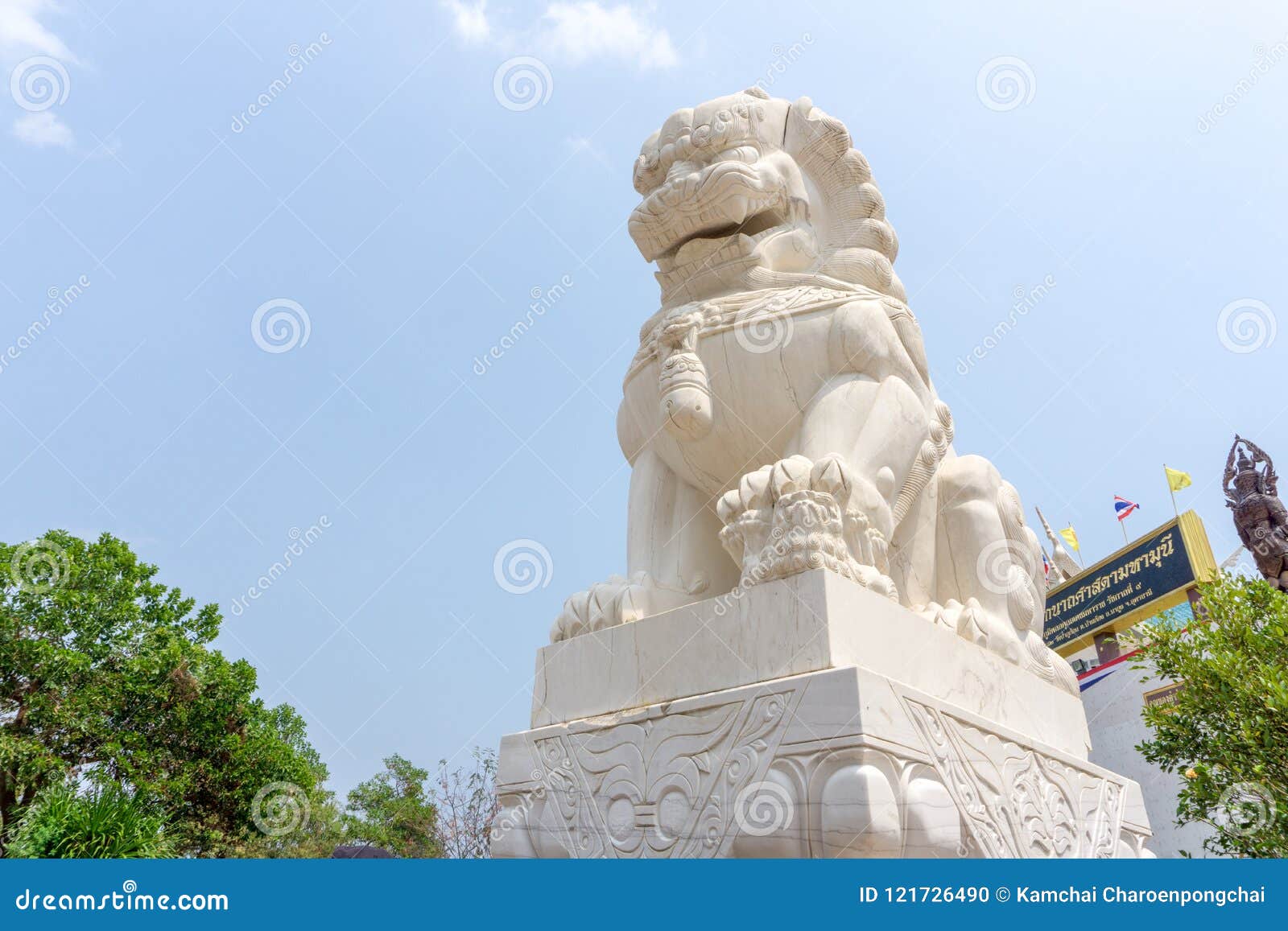 UDONTHANI, THAÏLANDE - 17 MARS 2018 : Sculpture chinoise de marbre blanche en lion de gardien devant l'entrée aux halls sacrés de bouddhisme du temple de Wat Pha Phu Gon en mars 17,2018 à la province d'Udonthani