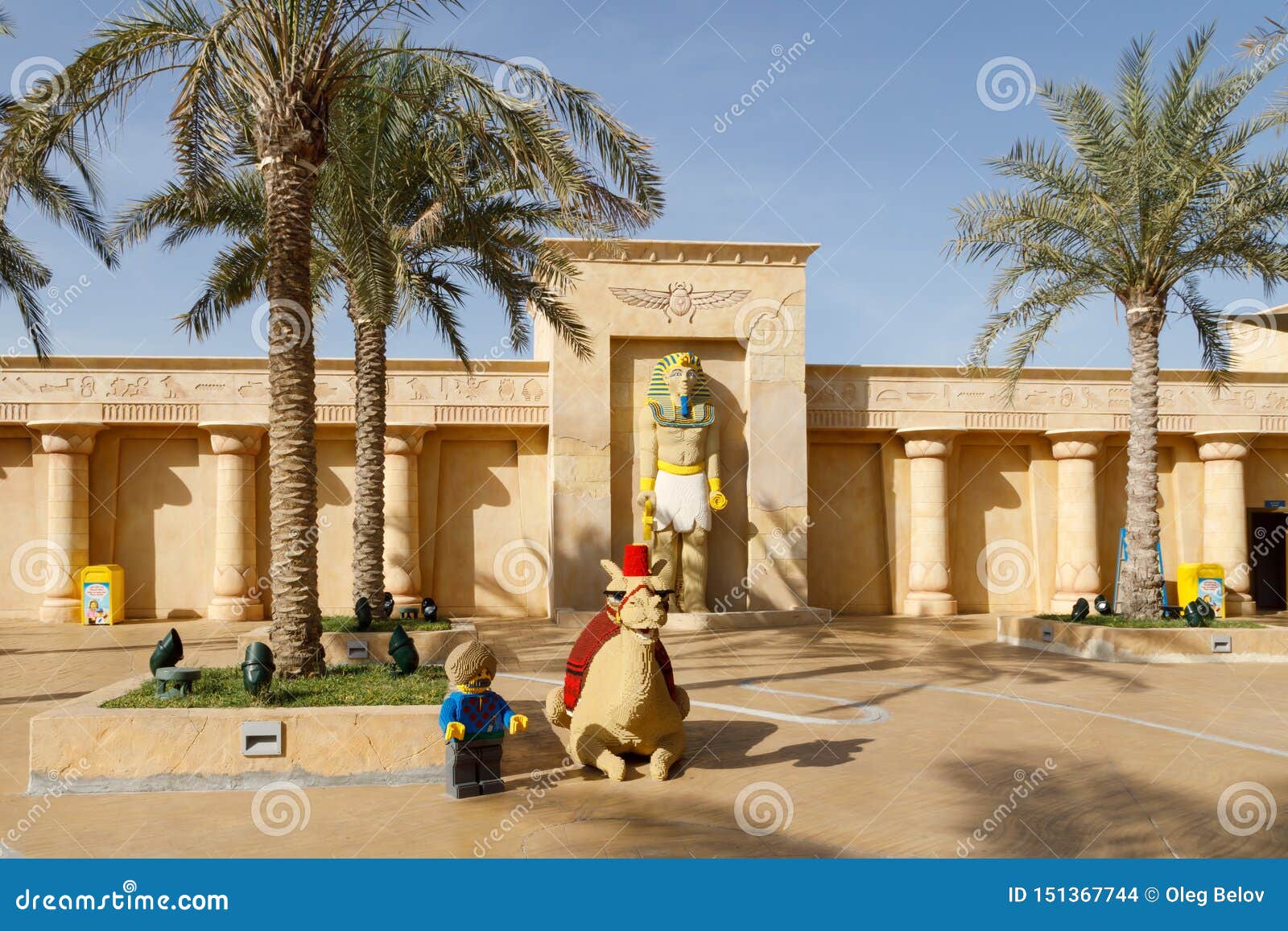 LE DUBAÏ, EAU, LE 9 JANVIER 2019 : Sculpture d'un chameau fait de briques de Lego sur le fond de la statue du pharaon dans Legoland