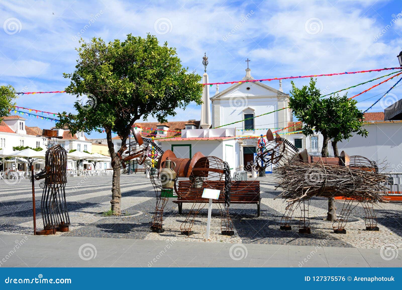 Sculpture dans la place, Vila Real de Santo Antonio. La statue agricole en métal d'un agriculteur avec ses chevaux chargés dans le marquis de la place Praca de Pombal font Marques de Pombal avec l'église à l'arrière, Vila Real de Santo Antonio, Algarve, Portugal, l'Europe