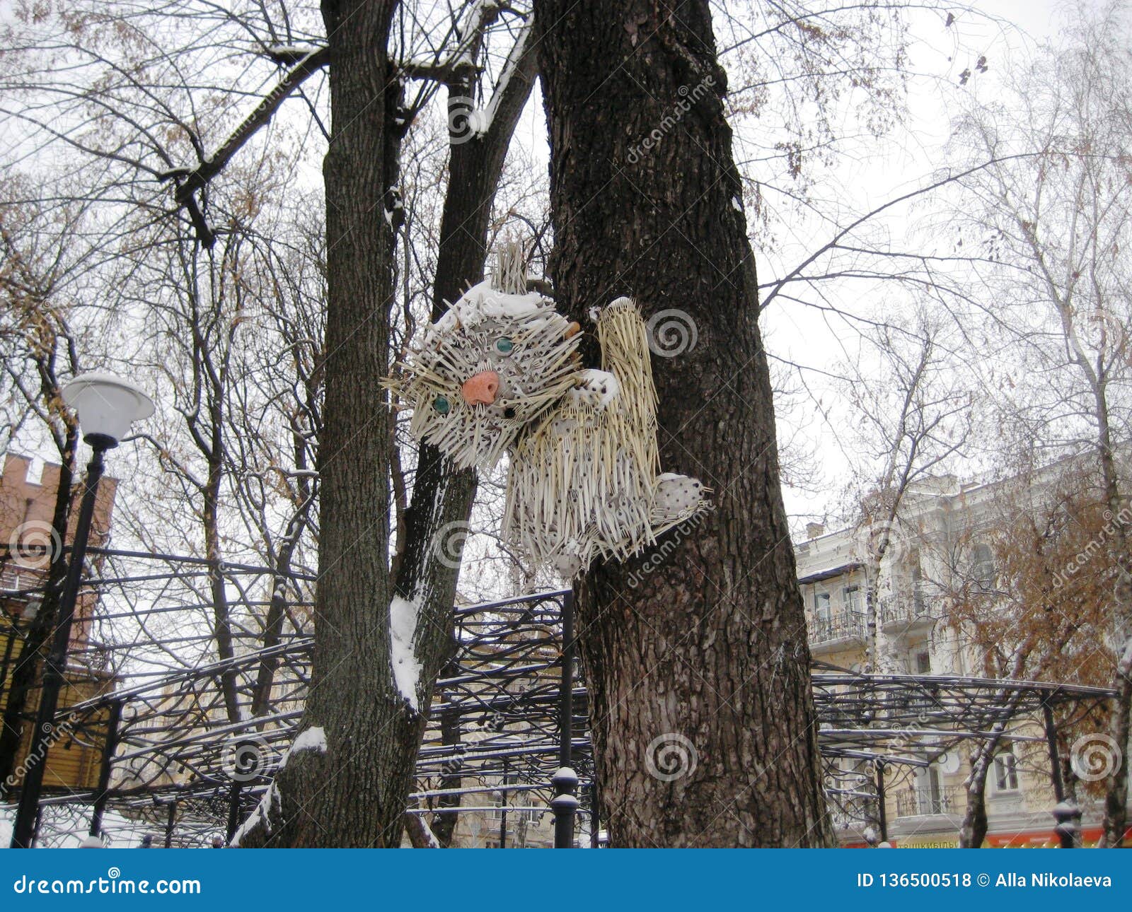 Sculpture De Chaton Jetable En Plastique De Fourchettes Sur Un Arbre En Parc De Ville Photo Stock Image Du Able Chaton Sculpture De Chaton Jetable En Plastique De Fourchettes Sur Un Arbre En Parc De Ville Photo Stock Image Du Able Chaton