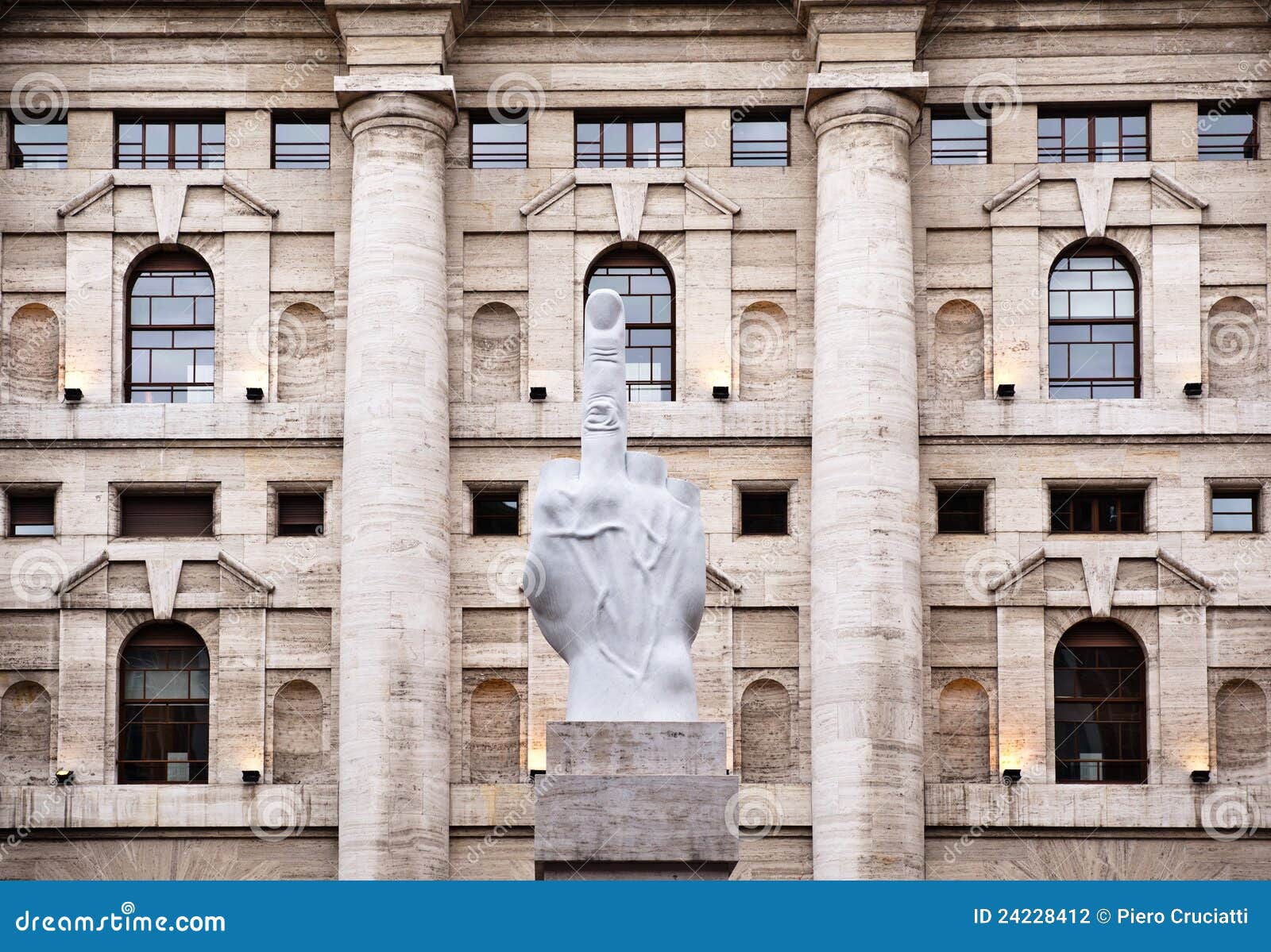 sculpture en maurizio cattelan l o v e à milan photographie éditorial