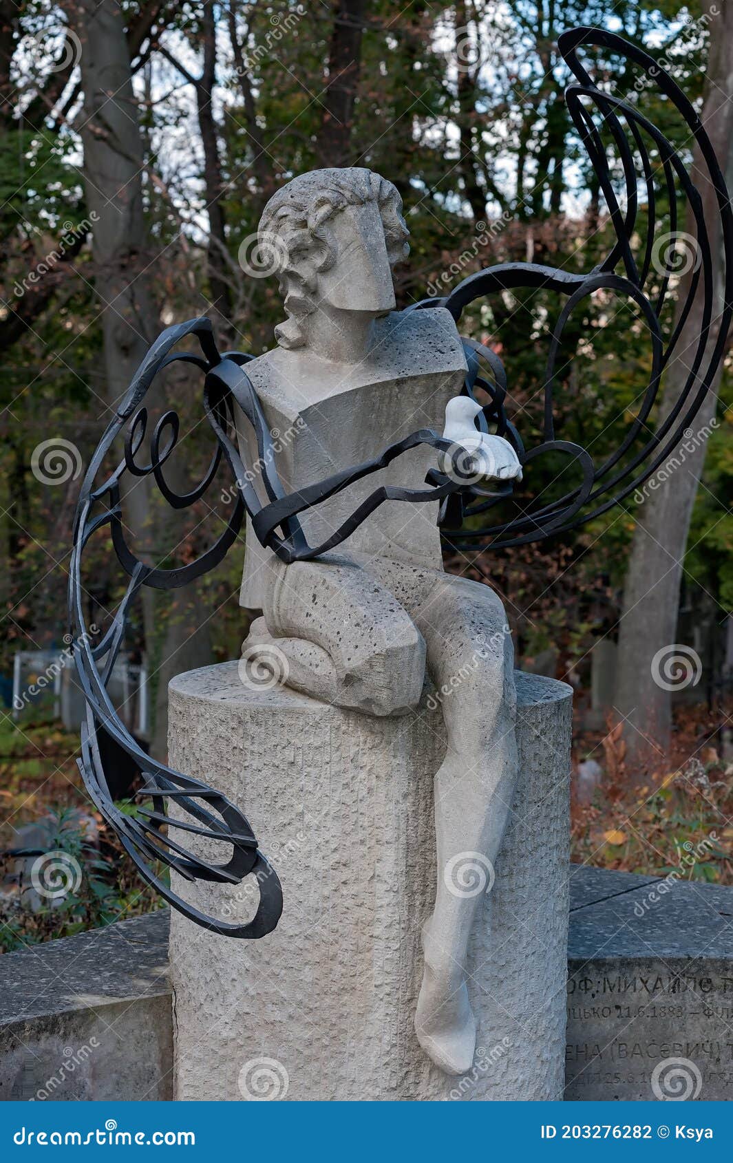 Ange Dans Le Monument Du Cimetière Sur La Tombe D'un Enfant