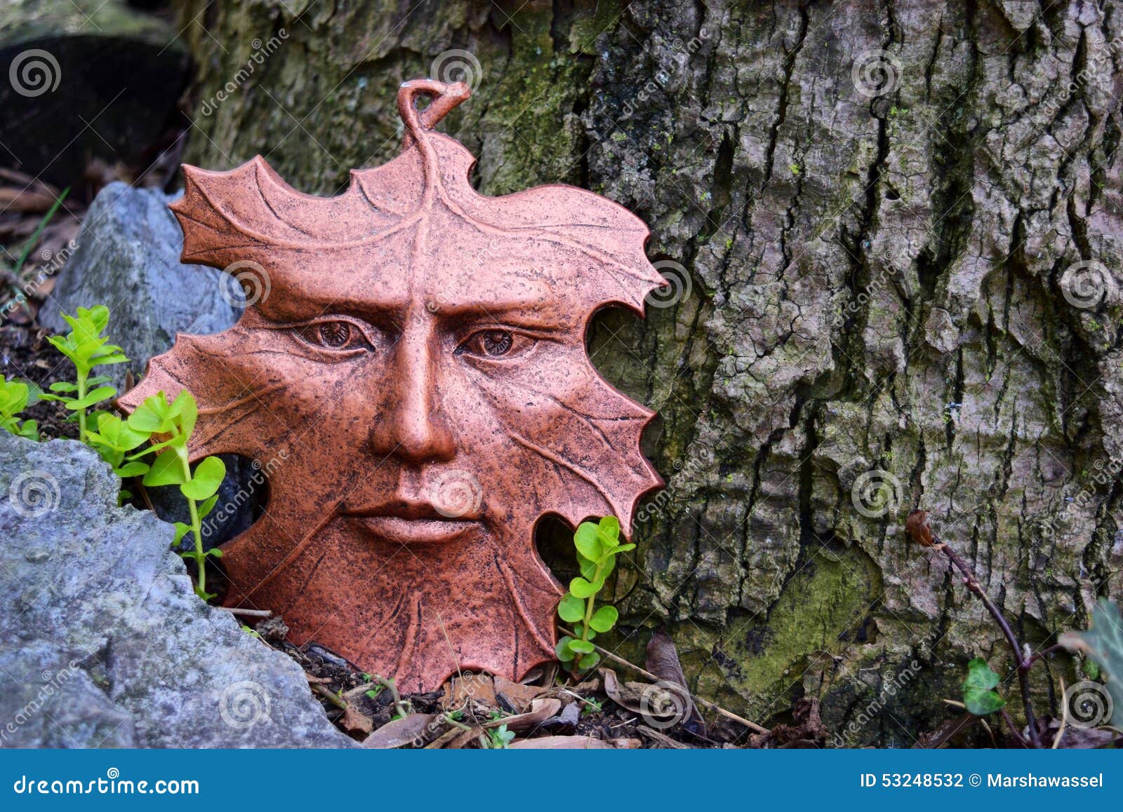 Sculpture En Visage De Feuille Dans Le Jardin Photo stock Image du
