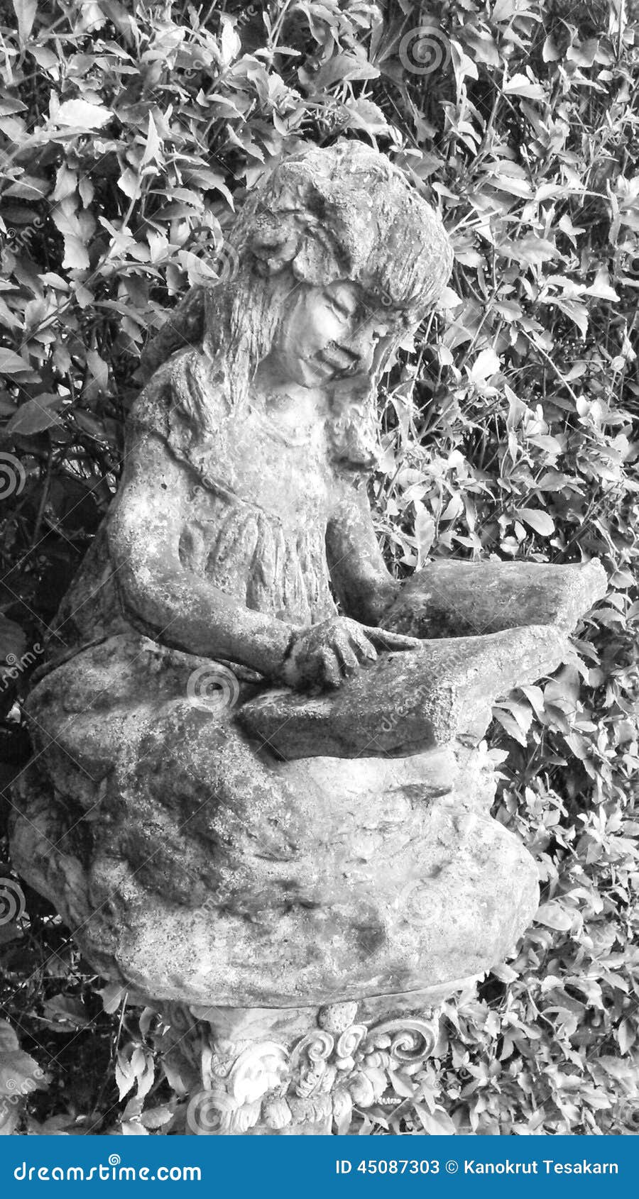 Sculpture in the garden stock image. Image of decorating 45087303