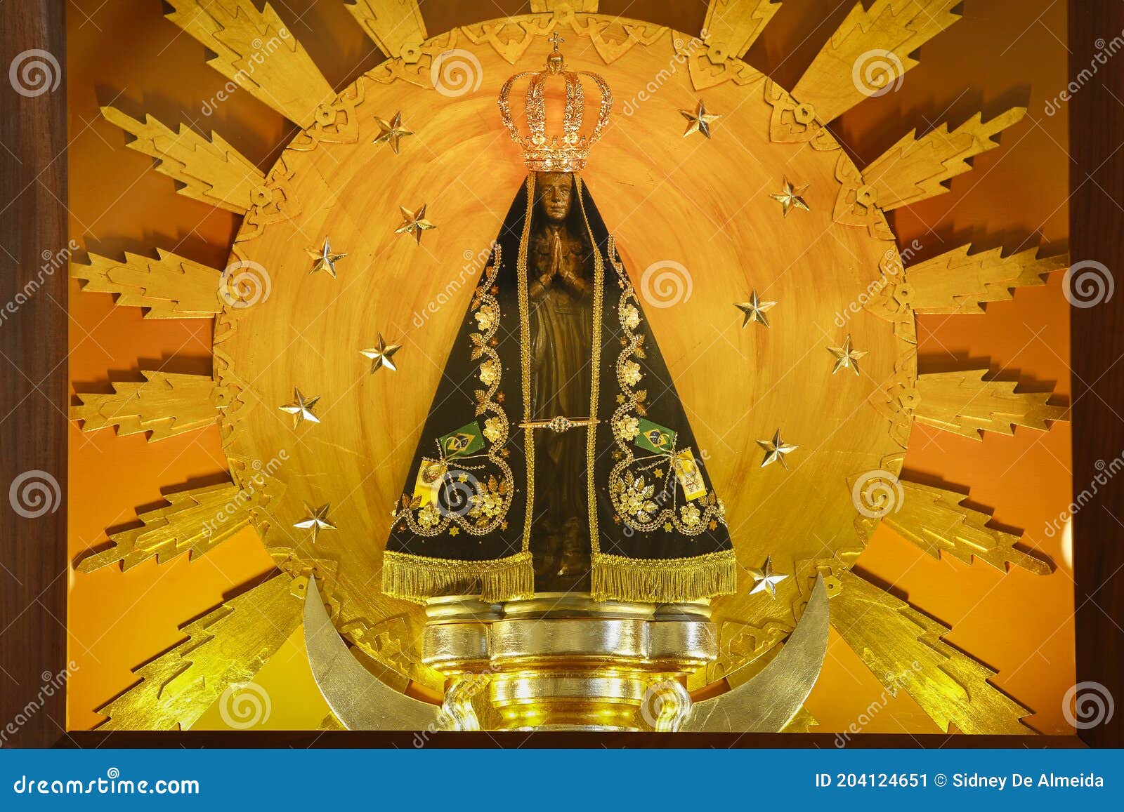 sculpture of the image of our lady of aparecida