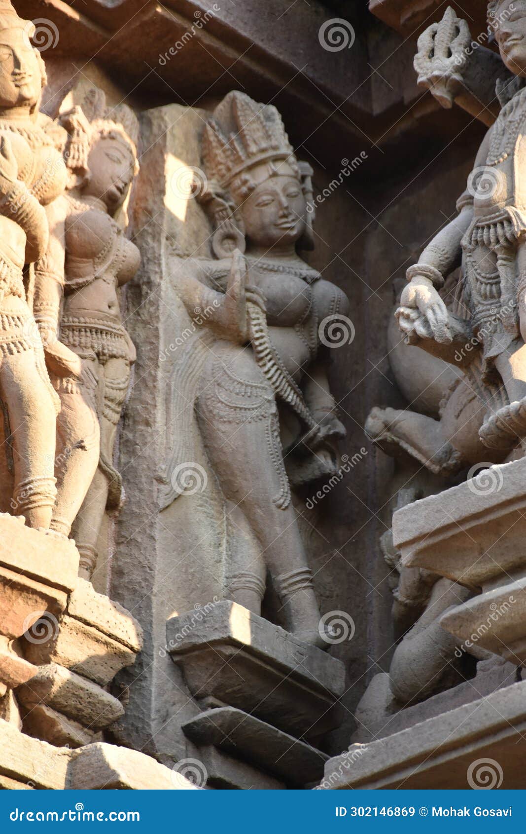 dulha dev temple architecture in khajuraho