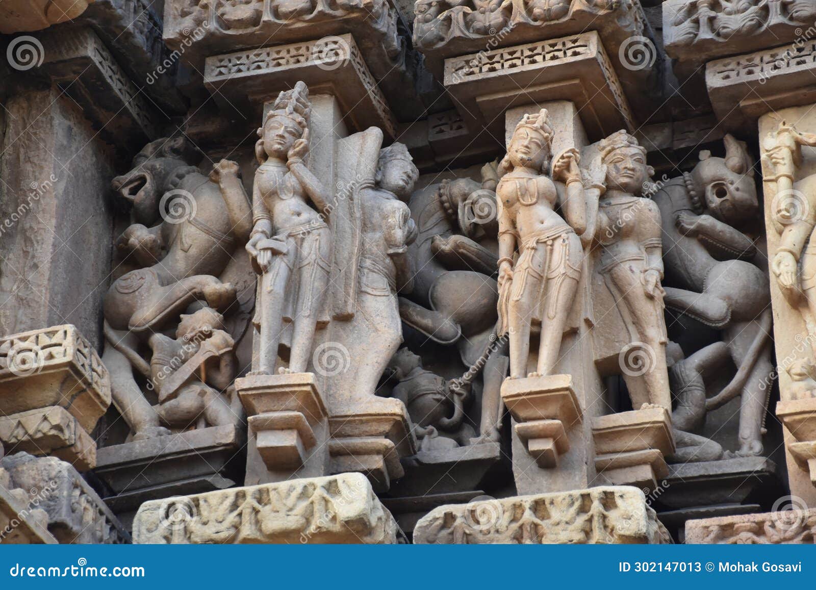 dulha dev temple architecture in khajuraho