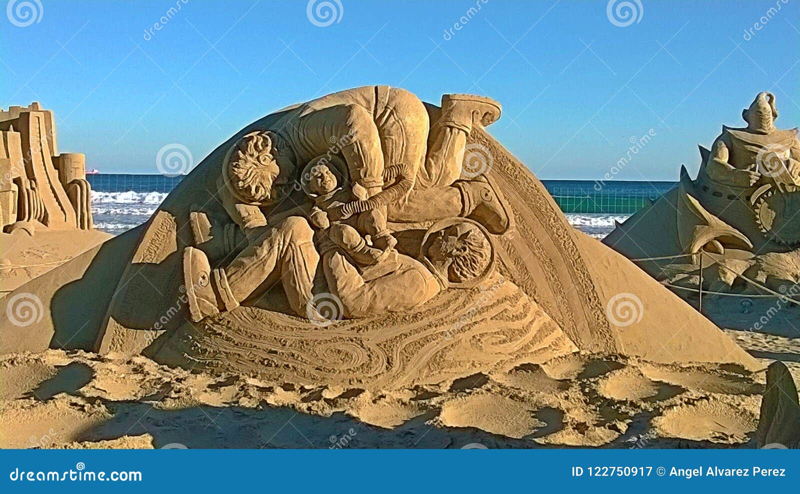 Sculpture in the sand editorial photography. Image of creche - 122750917