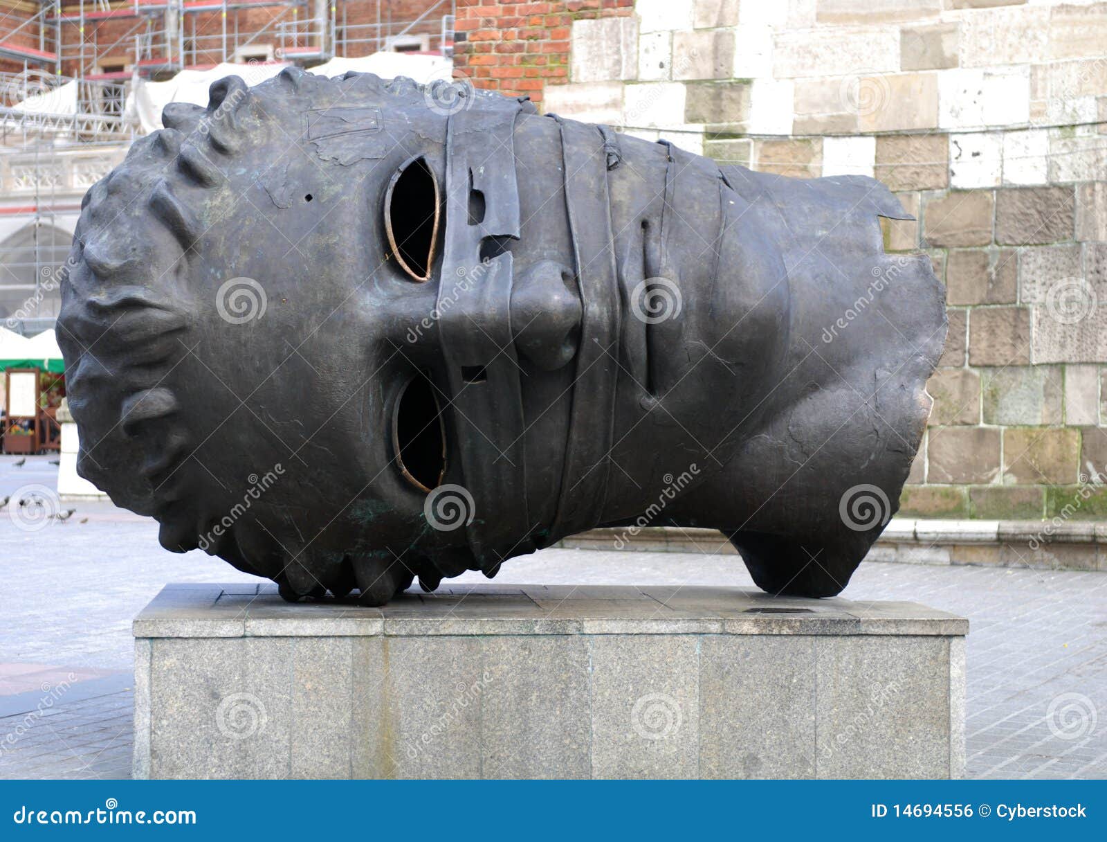 Scultura da Igor Mitoraj. CRACOVIA - 8 GIUGNO: Scultura da eros Bendato di Igor Mitoraj sul quadrato principale l'8 giugno 2010 a Cracovia. La Polonia