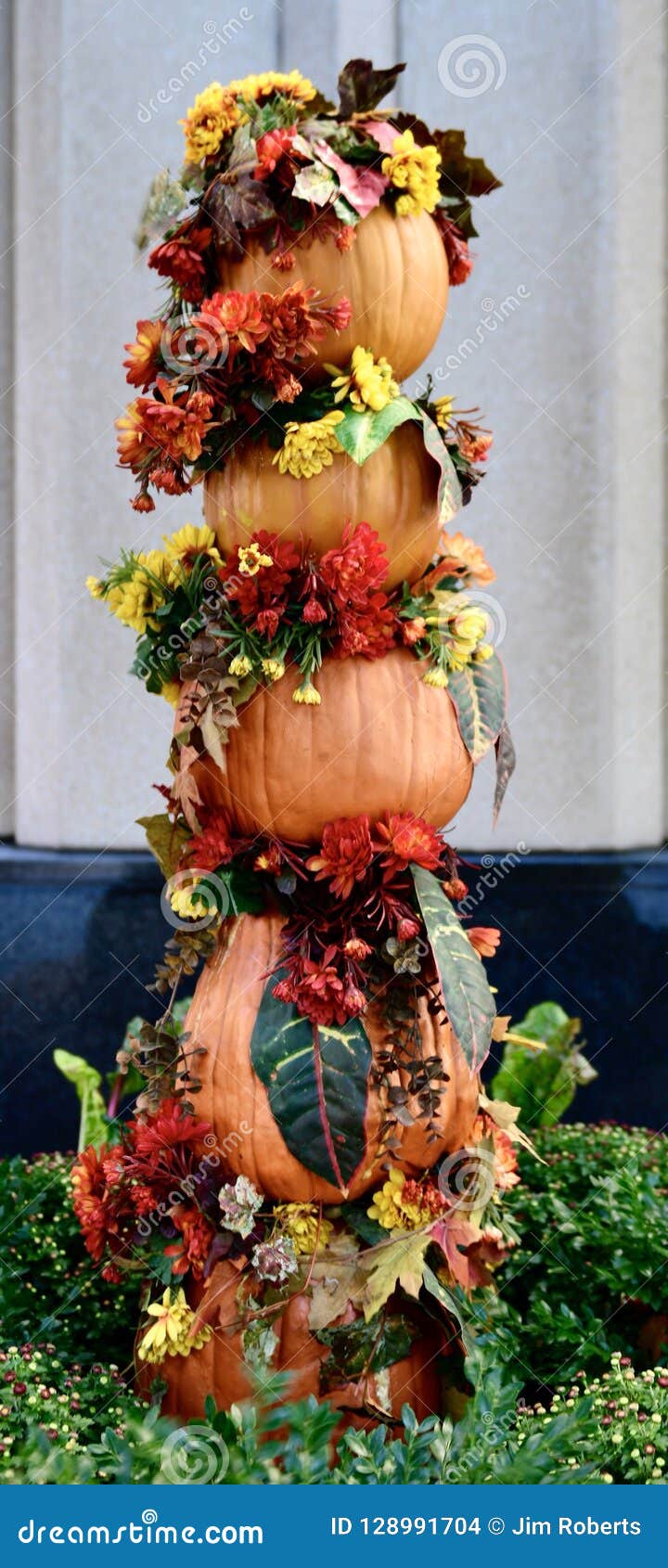 Ciò è un'immagine di caduta di una scultura della zucca di stagione di caduta su esposizione lungo la passeggiata più bassa del fiume lungo il Chicago River situato in Chicago, l'Illinois in cuoco County Questa immagine è stata presa il 16 ottobre 2018